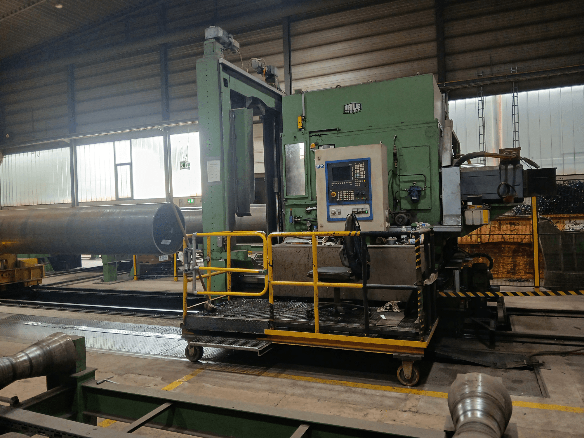IRLE IRD 1600 CNC horizontālais apstrādes centrs, skats no sāniem, kurā redzams vadības panelis un sliedes sistēma smagām detaļām.