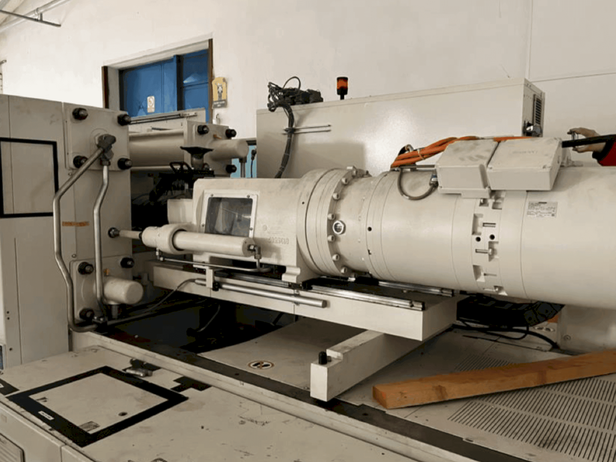 Mašīnas Krauss Maffei 200-750 CX pretskats