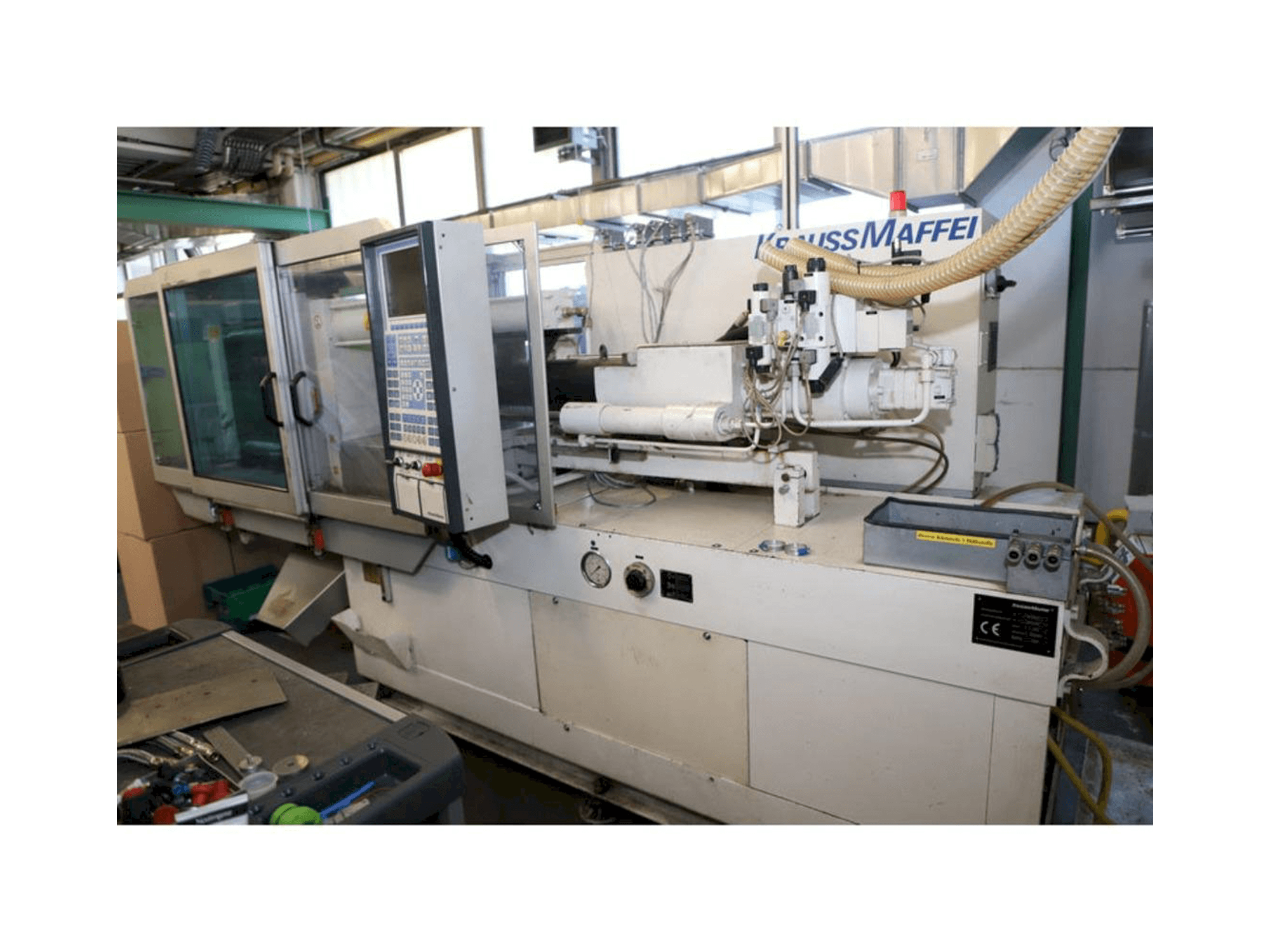 Mašīnas Krauss Maffei 65-220 C1 labās malas skats