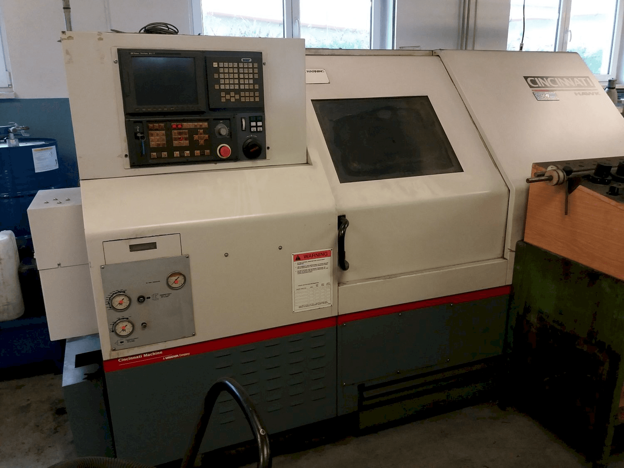 Mašīnas Cincinnati HAWK-200M pretskats