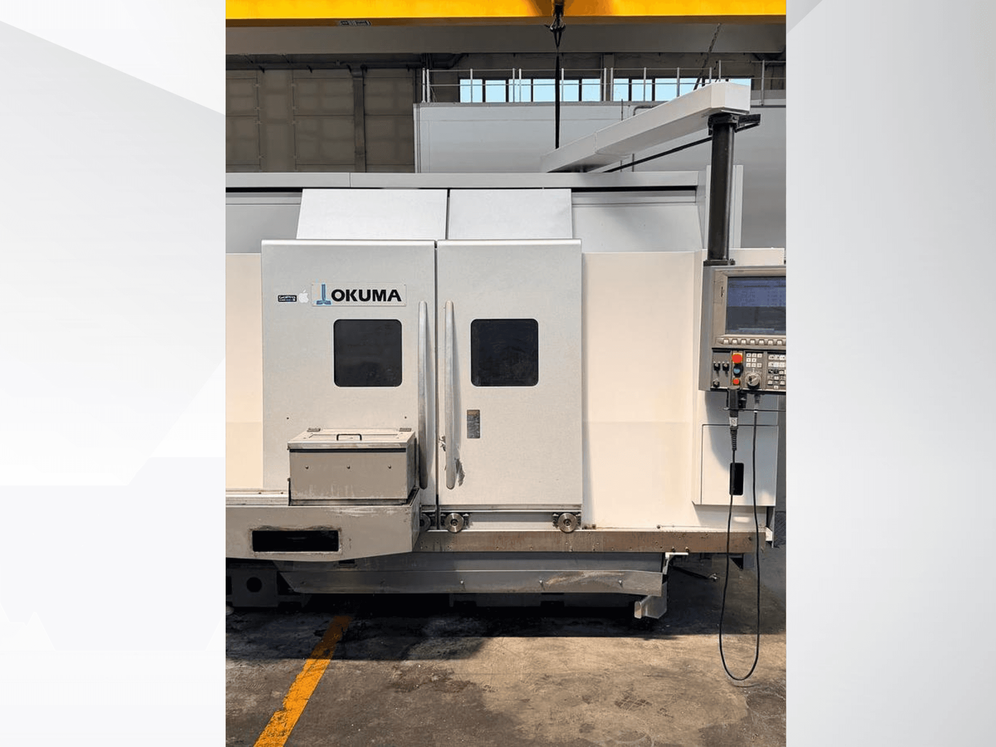 Okuma LB 3000 EX MYW 800 horizontālā virpošanas mašīna, skats no sāniem, kurā redzams vadības panelis un piekļuves durvis.