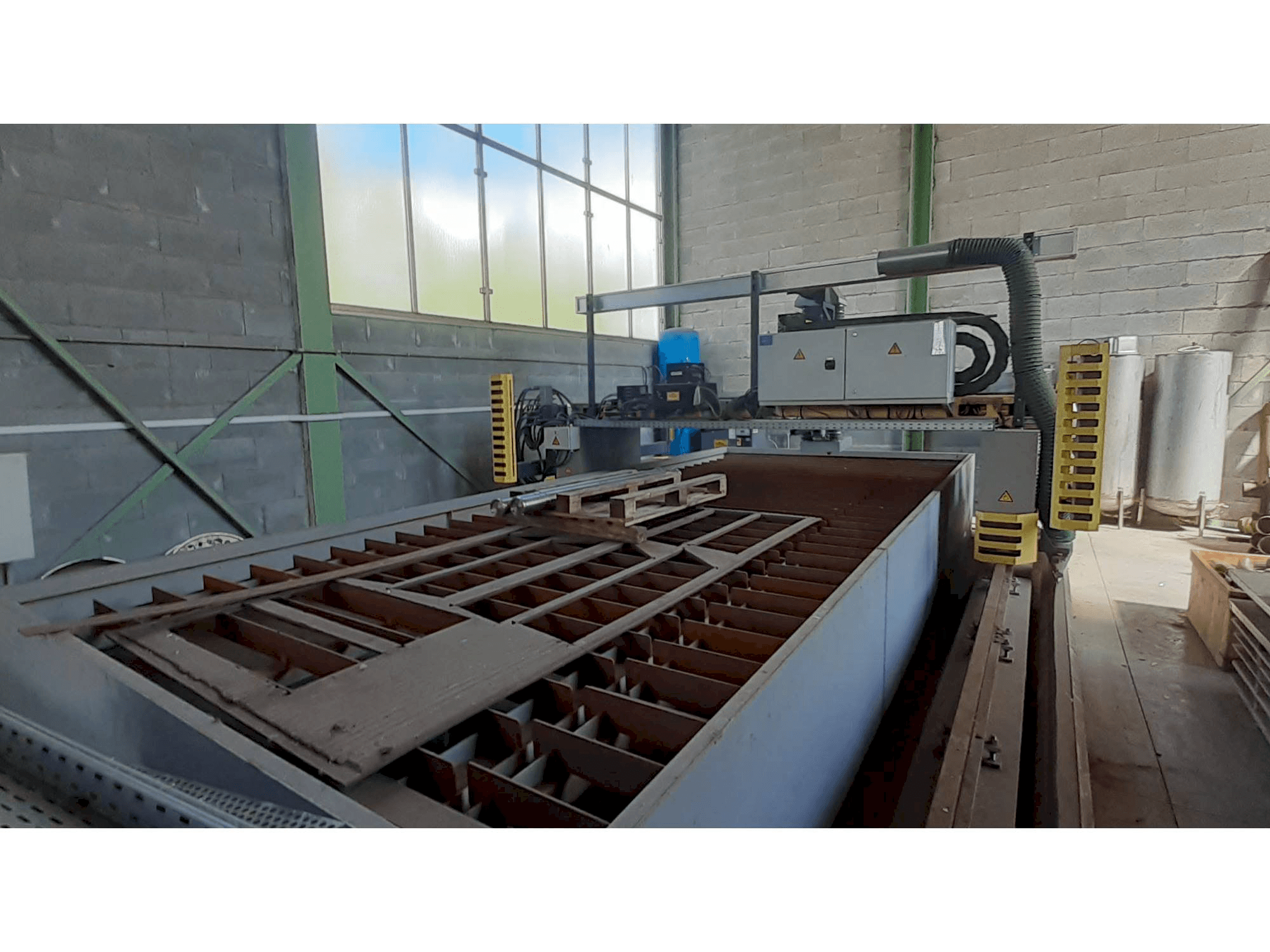 Mašīnas ESAB Suprarex SXE-HD 3500 kreisās malas skats