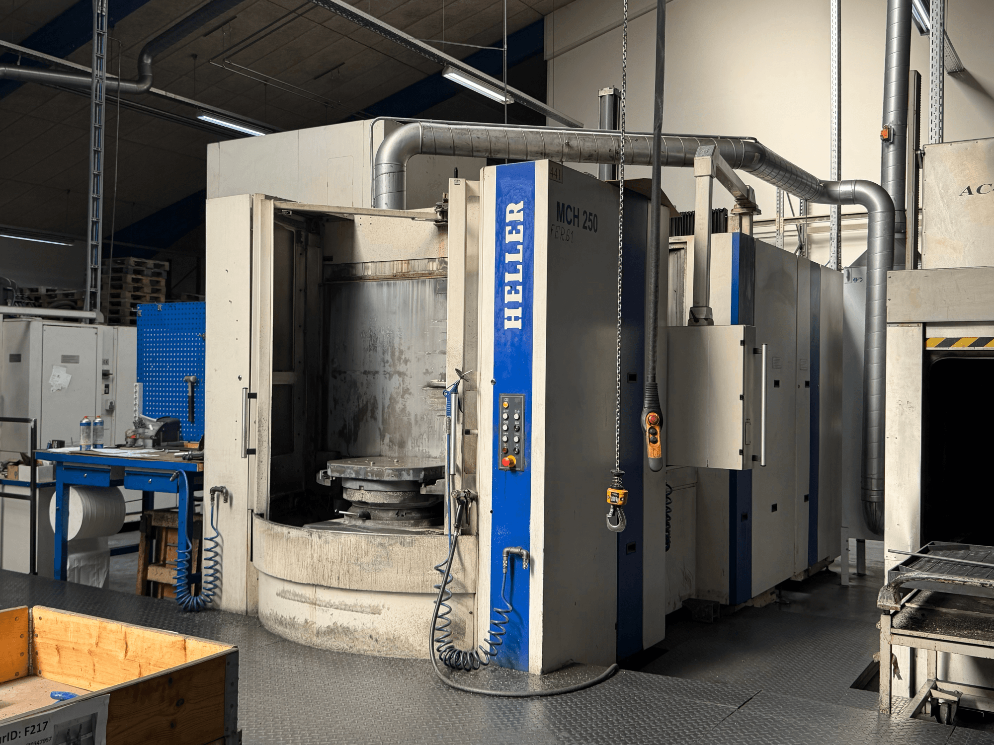 HELLER MCH 250 horizontālā apstrādes centra priekšējais skats ar vadības paneli, lielo rotējošo galdu un industriālo vidi.