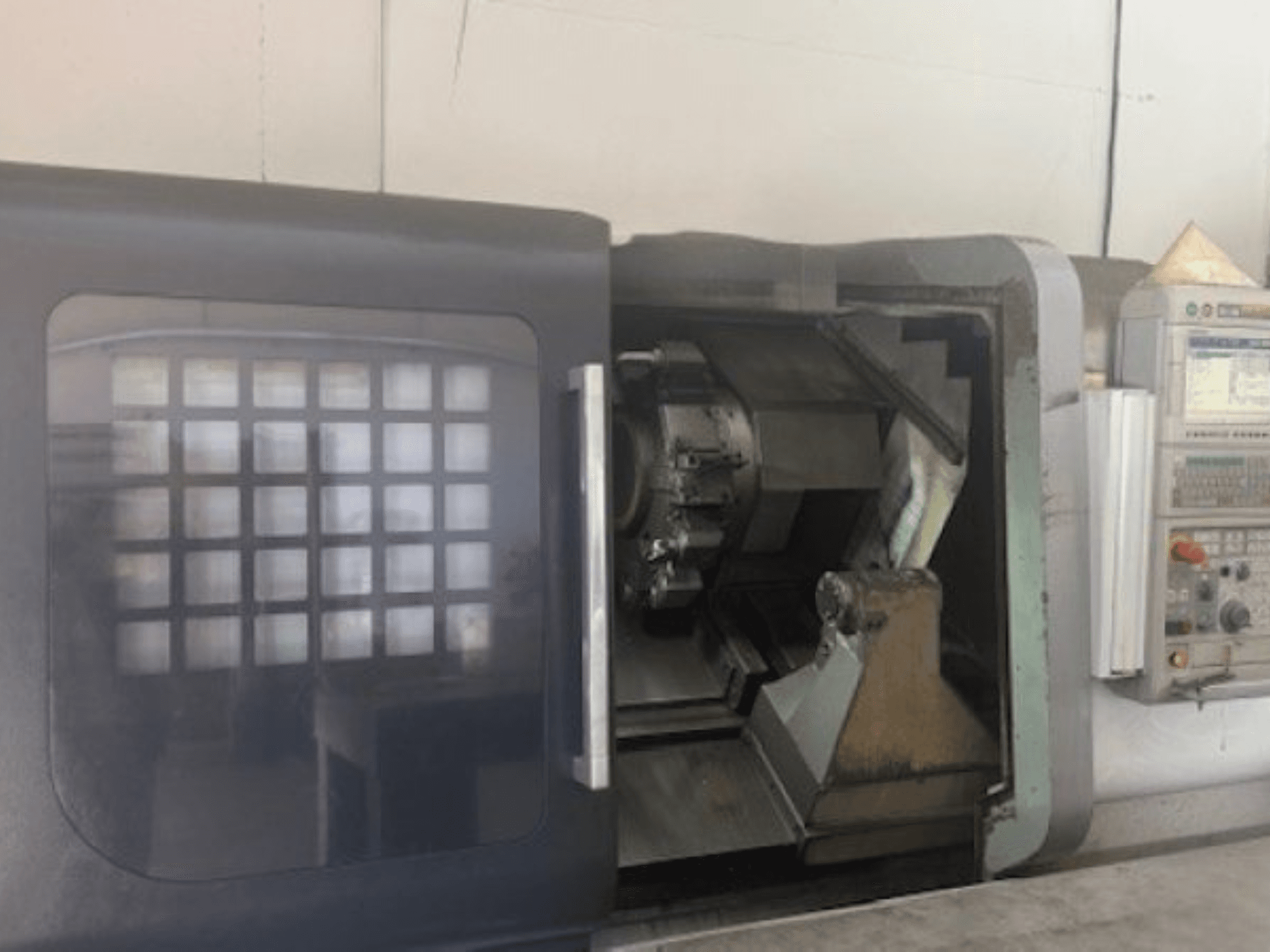 MORI SEIKI NLX 2500M horizontālās virpošanas iekārta, priekšējais skats, kurā redzams instrumentu turētājs, vadības panelis un iekšējais mehānisms.