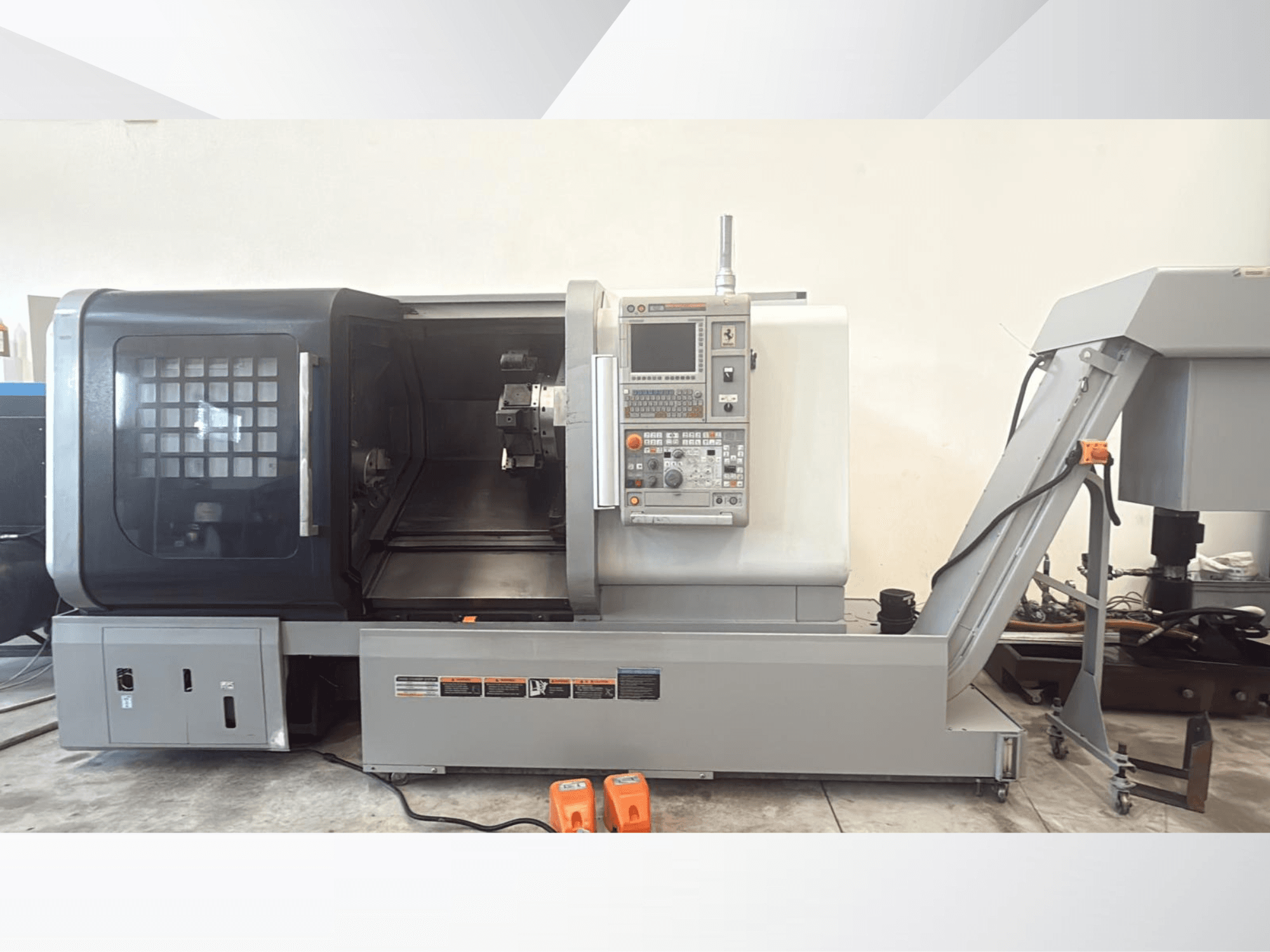 MORI SEIKI NLX 2500M horizontālā virpošanas mašīna, skats no priekšpuses, kurā redzams vadības panelis un brīva piekļuve apstrādei.