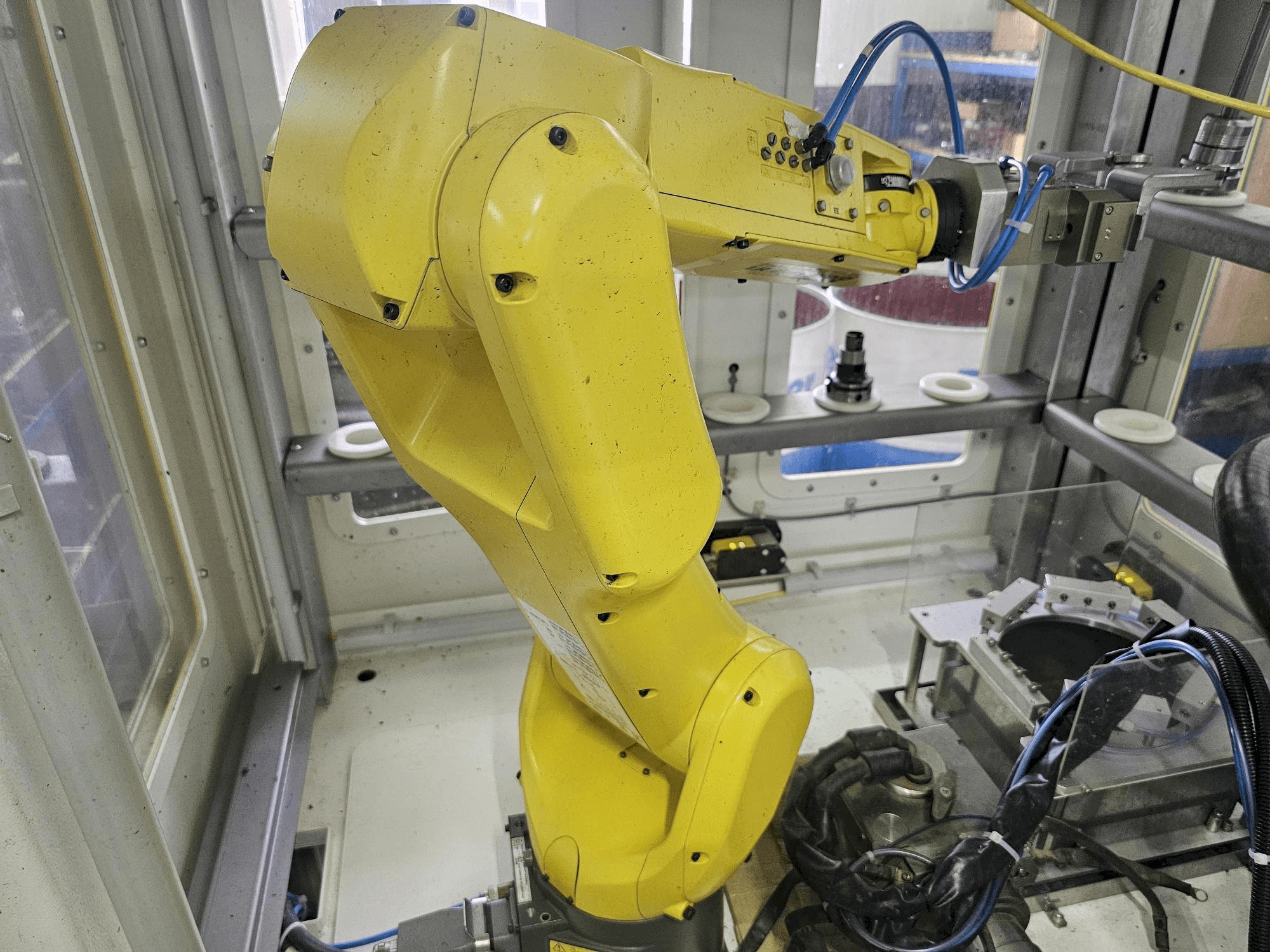 Mašīnas FANUC LR Mate 200 id 7L pretskats