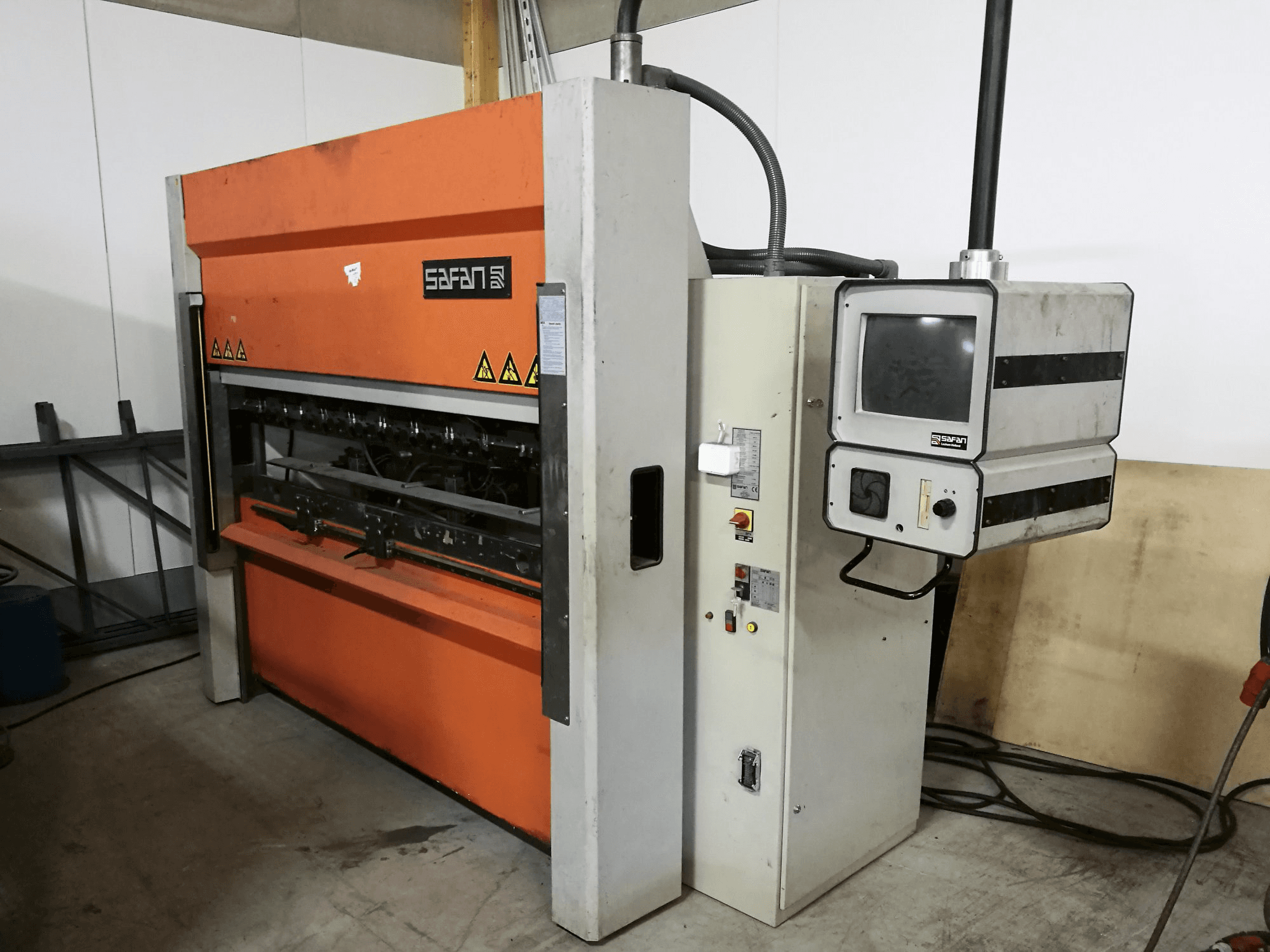 Mašīnas Safan SMK-L 40-2550 TS1 skats no labās puses