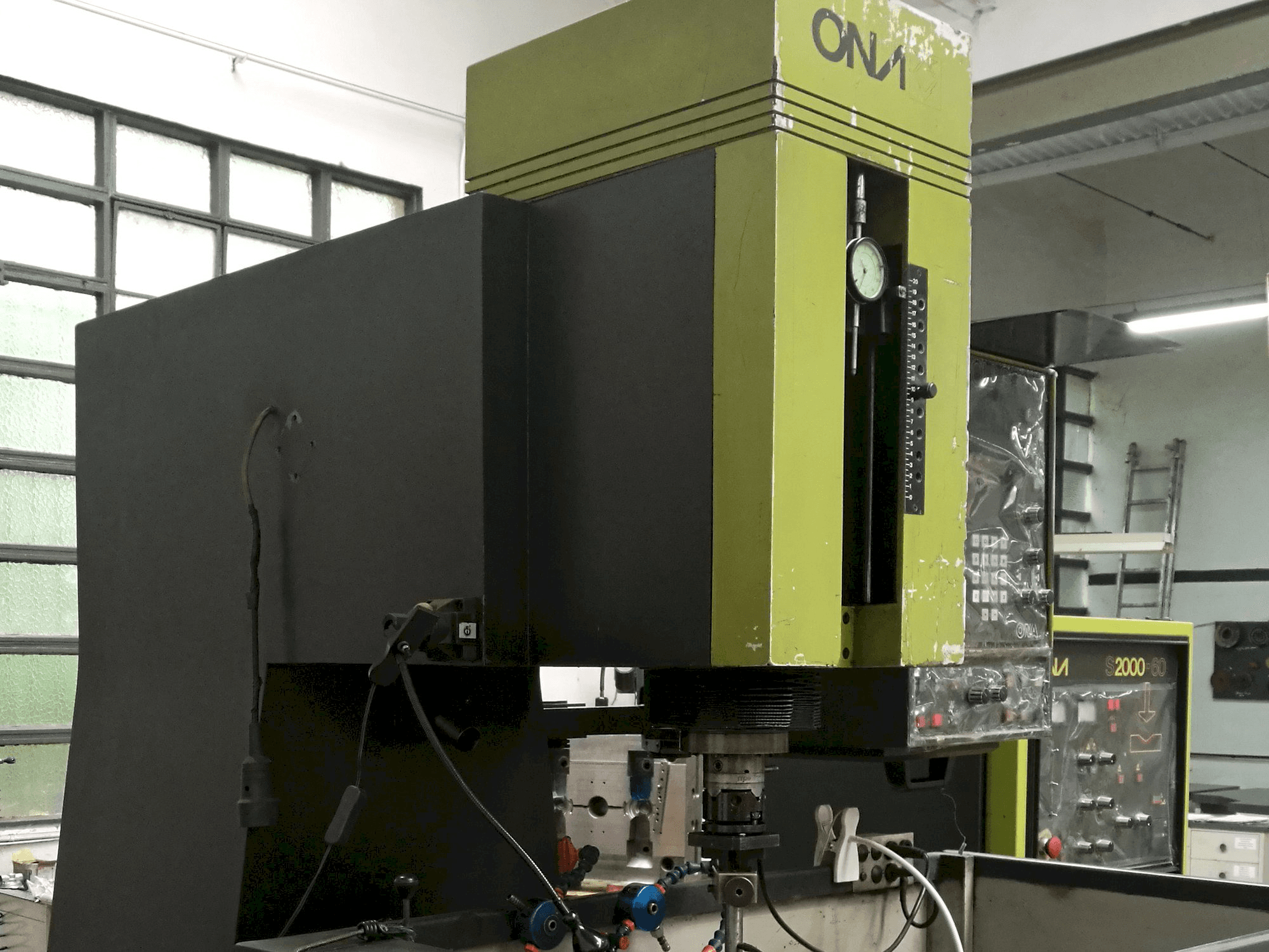 Mašīnas ONA IN 260 skats no kreisās puses