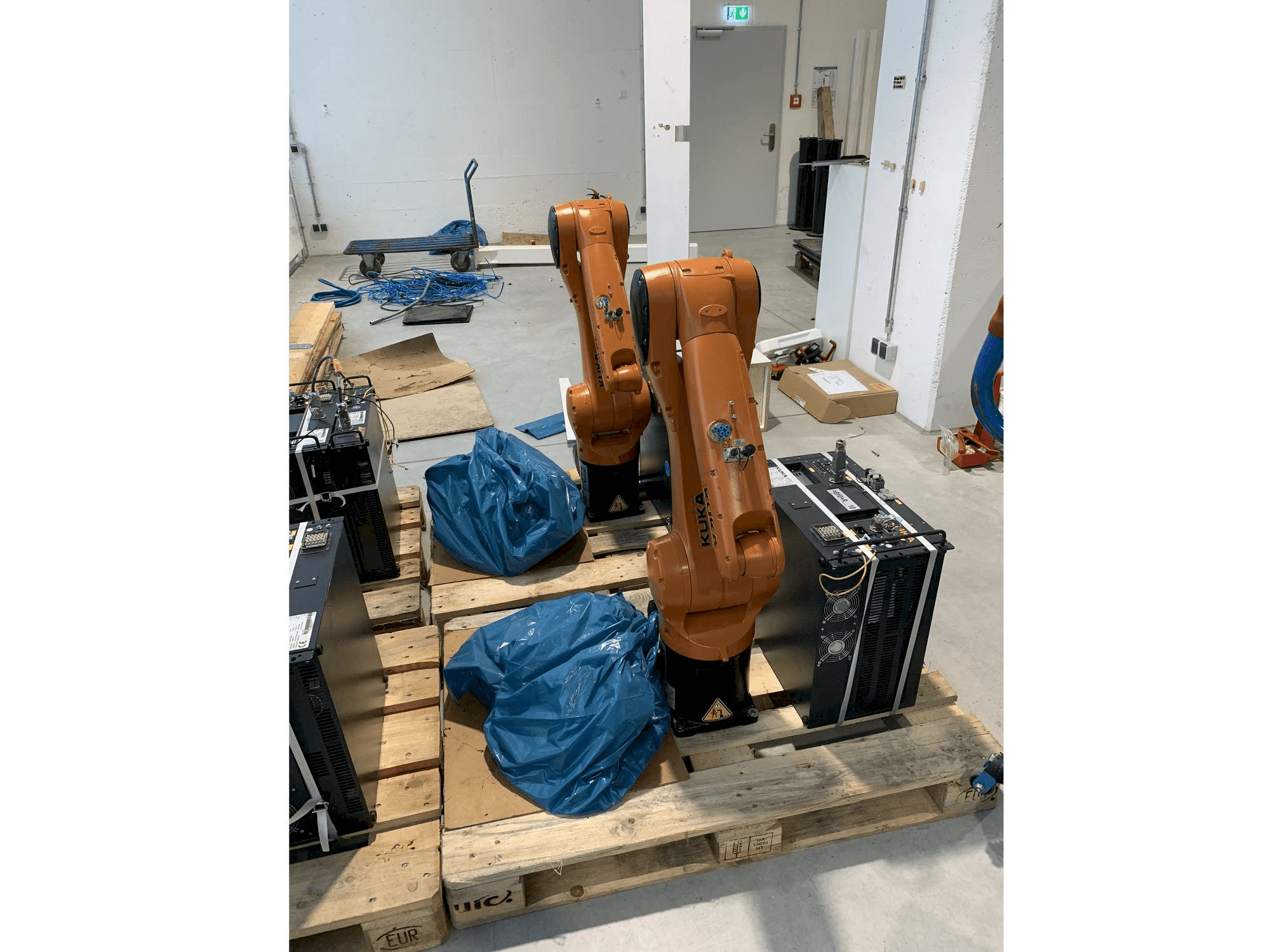 Mašīnas KUKA KR10 R1100 with KR C4 COMPACT Controller pretskats