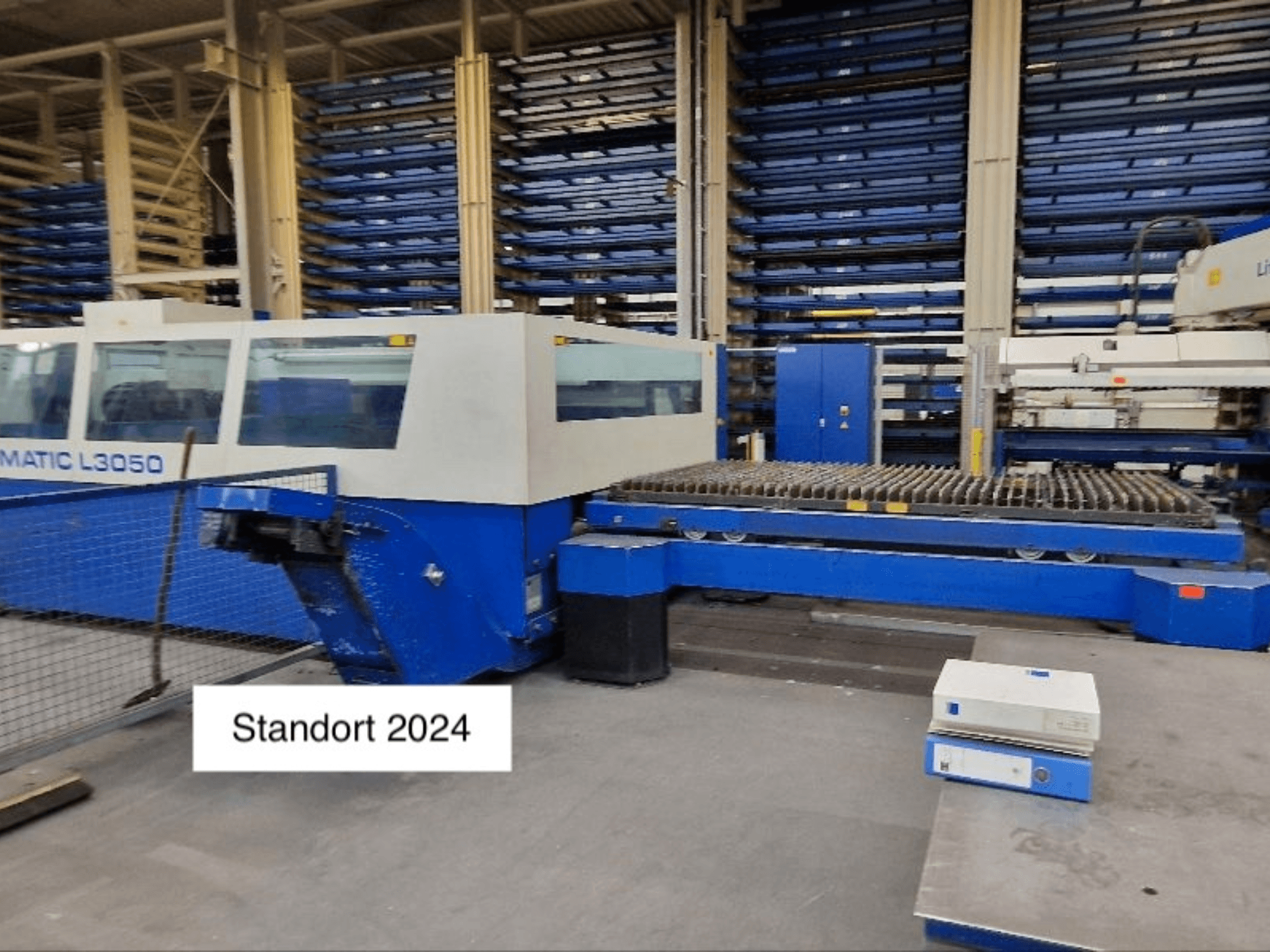 TRUMPF Trumatic L3050 CO2 lāzera griešanas iekārta TRUMPF Trumatic L3050 no priekšpuses, ar lielu griešanas gultni un vadības paneli.
