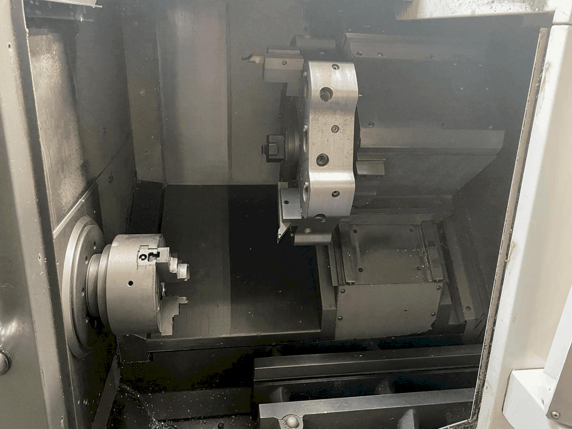 Mašīnas HAAS ST-10 pretskats