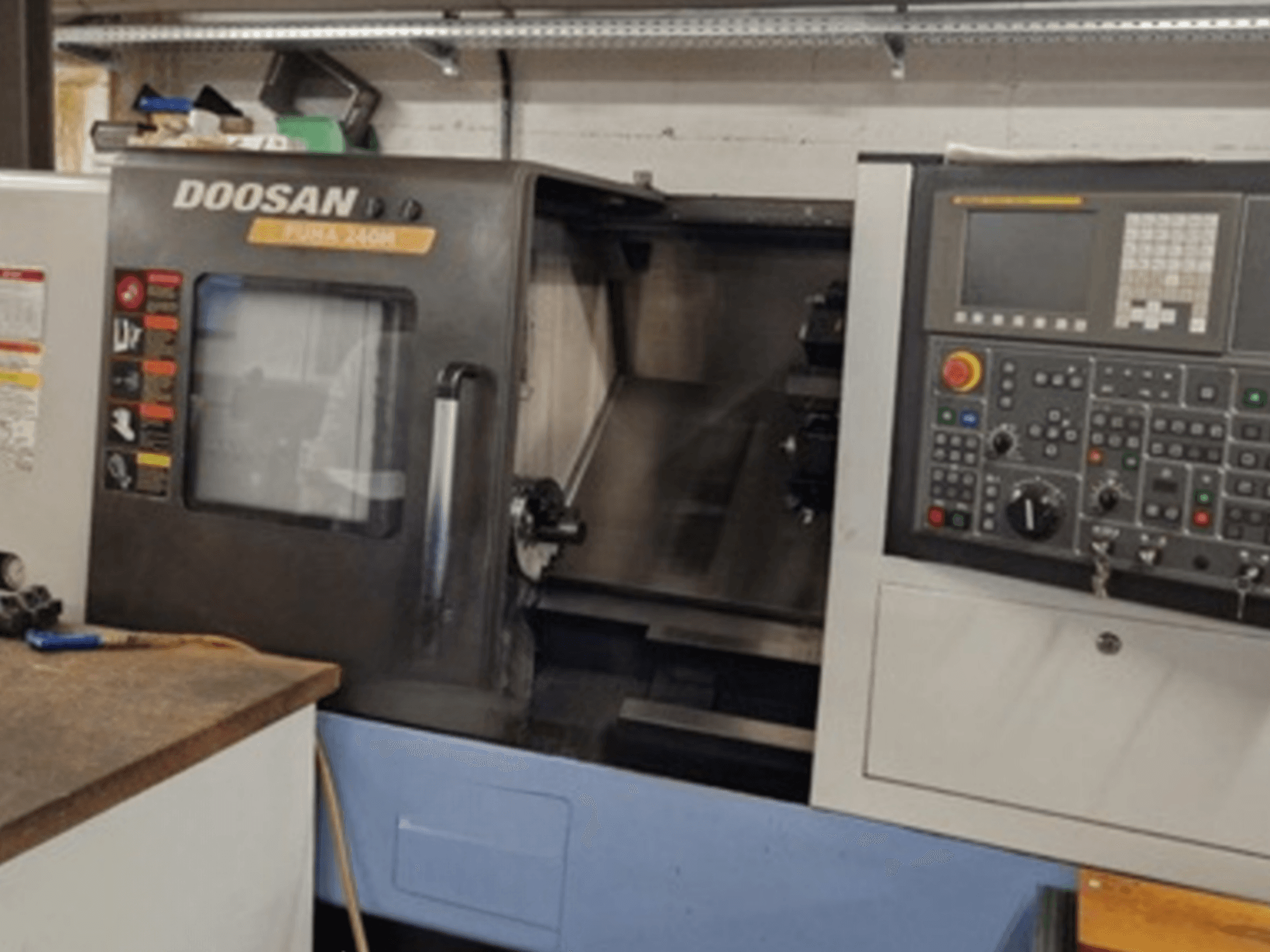 DOOSAN Puma 240MB horizontālās virpošanas mašīnas priekšējais skats, kurā redzams vadības panelis un darbības funkcijas.