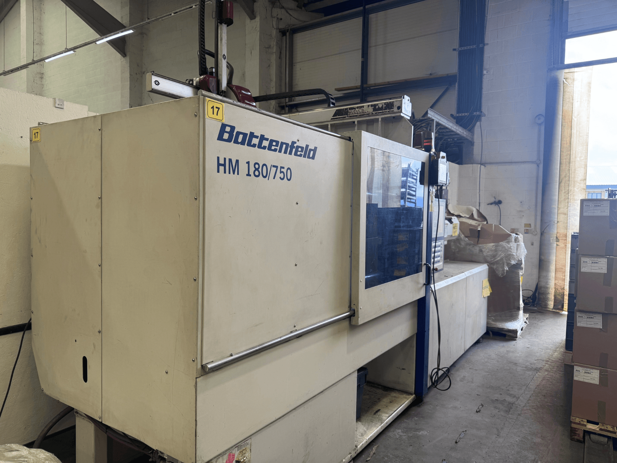 Battenfeld HM150750 hidrauliskā iesmidzināšanas iekārta no priekšpuses, kurā redzams vadības panelis un apkārtējie iestatījumi.