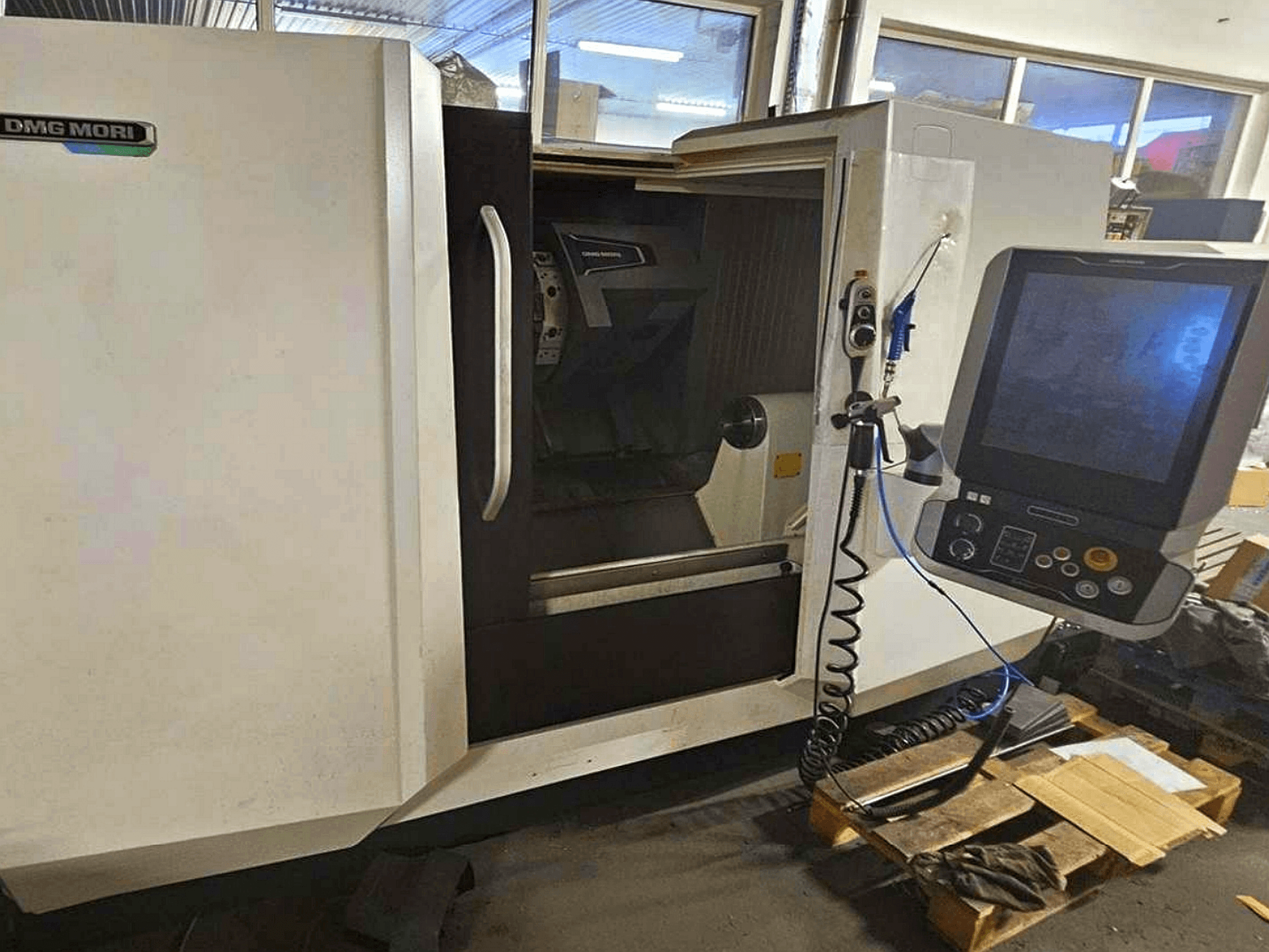 DMG MORI CLX 450 V4 horizontālās virpošanas darbgalds, priekšējais skats ar vadības paneli, kurā redzama darba telpa un korpusa dizains.