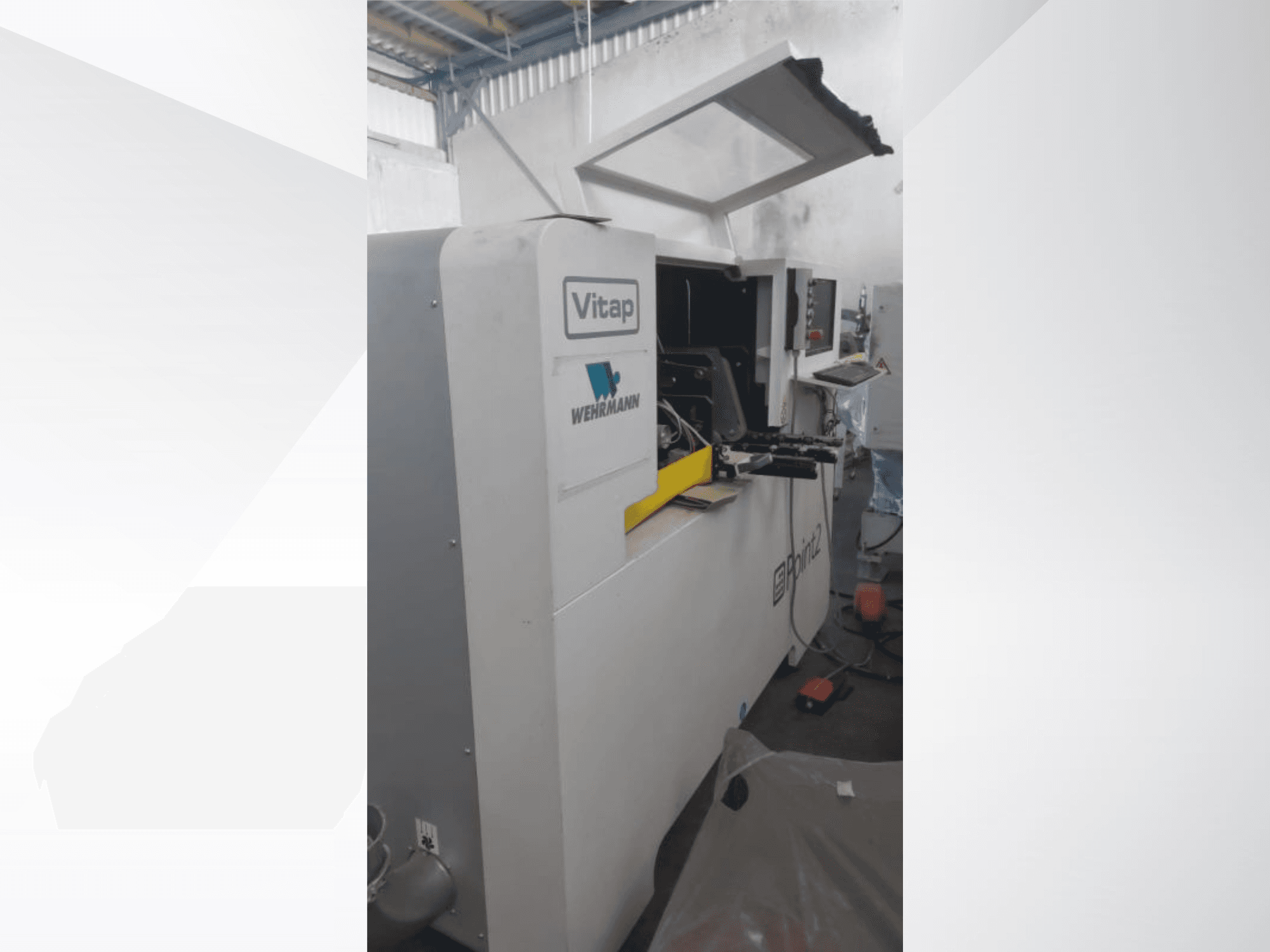 CNC apstrādes centrs „VITAP POINT 2” redzams no sāniem, ar vadības paneli un atvērtu vāku, kas nodrošina piekļuvi iekārtai.