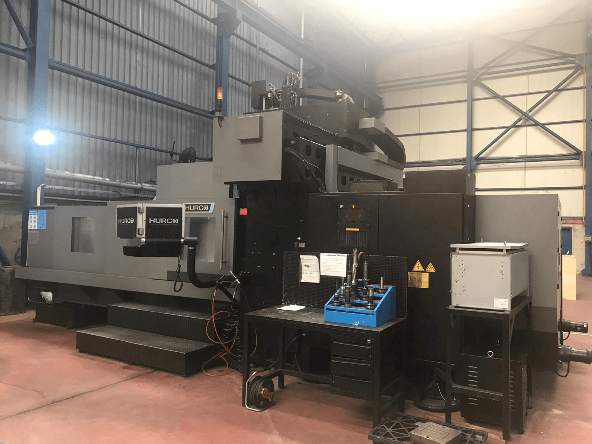 Mašīnas Hurco DCX 32i pretskats