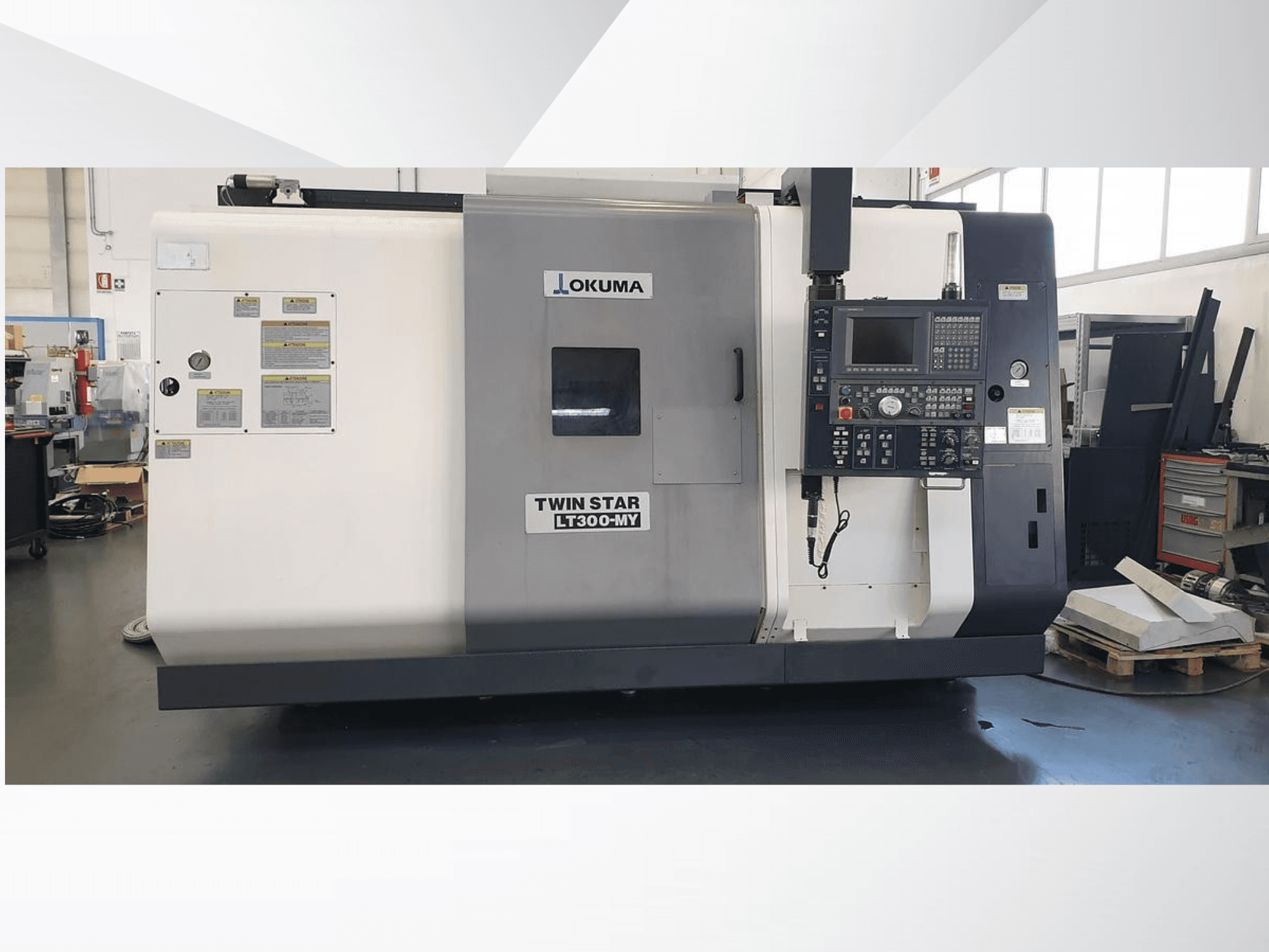 Okuma Twin Star LT300-MY CNC virpmašīna, priekšējais skats ar redzamu vadības paneli un operatīvajām etiķetēm.