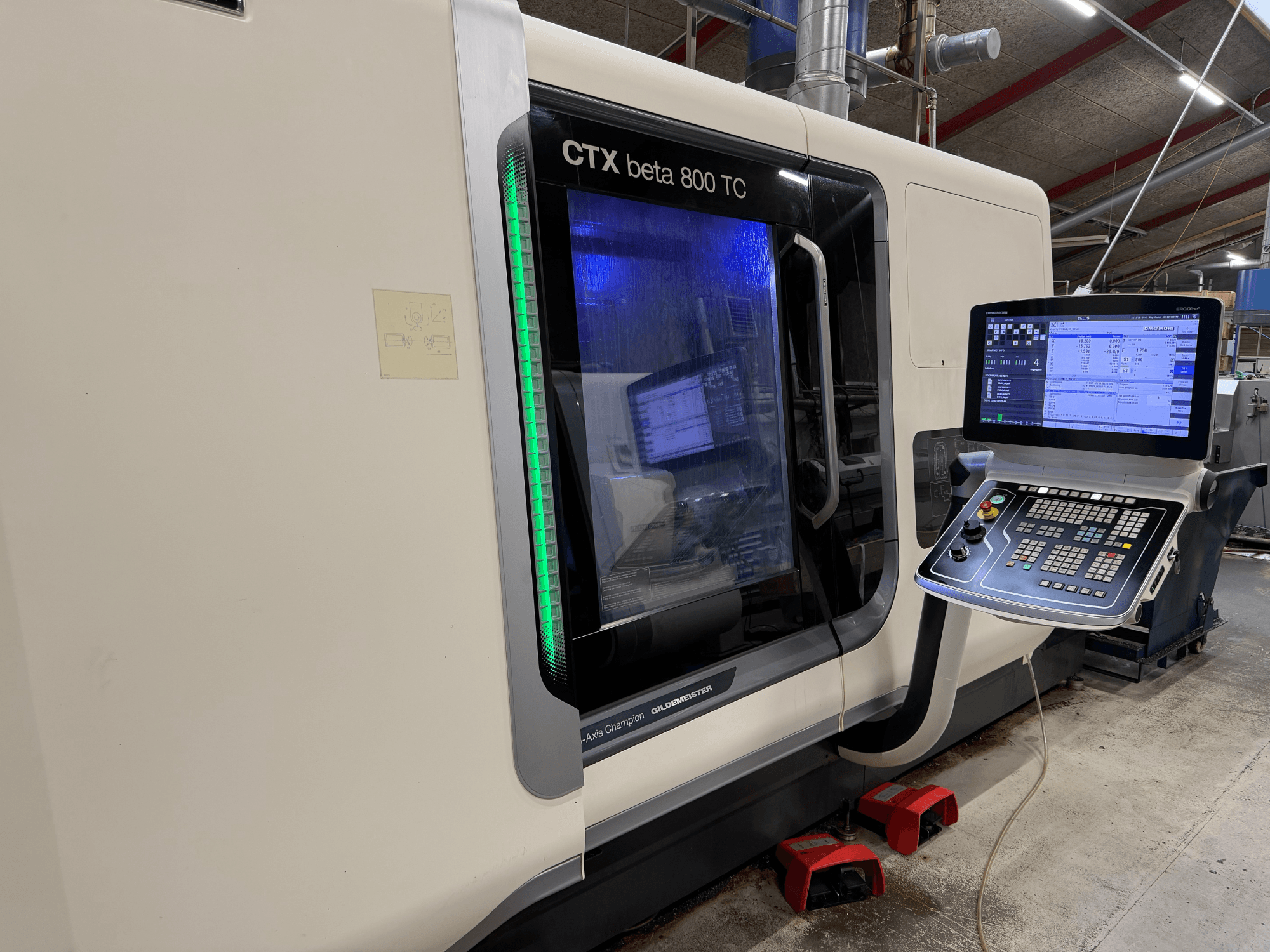 CTX beta 800 TC CNC darbagalds CTX beta 800 no sānu skata, ar digitālo vadības paneli un apgaismotu zaļu drošības indikatoru.