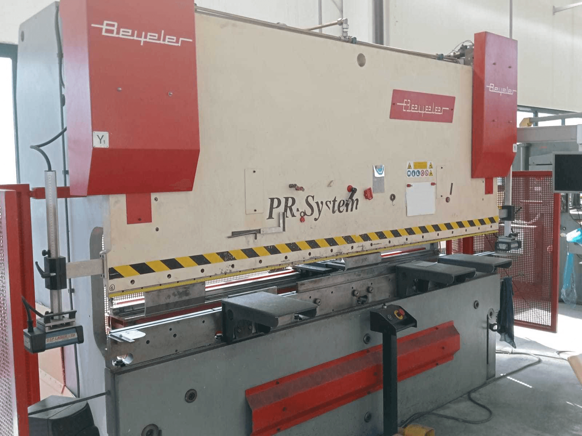 Mašīnas BEYELER PR6 1500 KN X 3000 MM kreisās malas skats