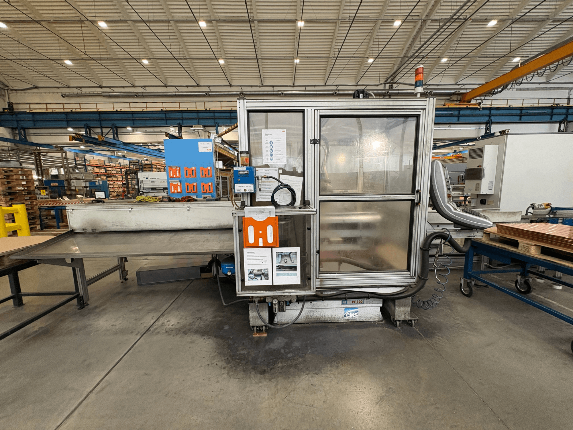 CNC kokapstrādes centrs CMS NC PF 100 TCU, skats no priekšpuses, kurā redzams vadības panelis un darbības funkcijas darbnīcā.