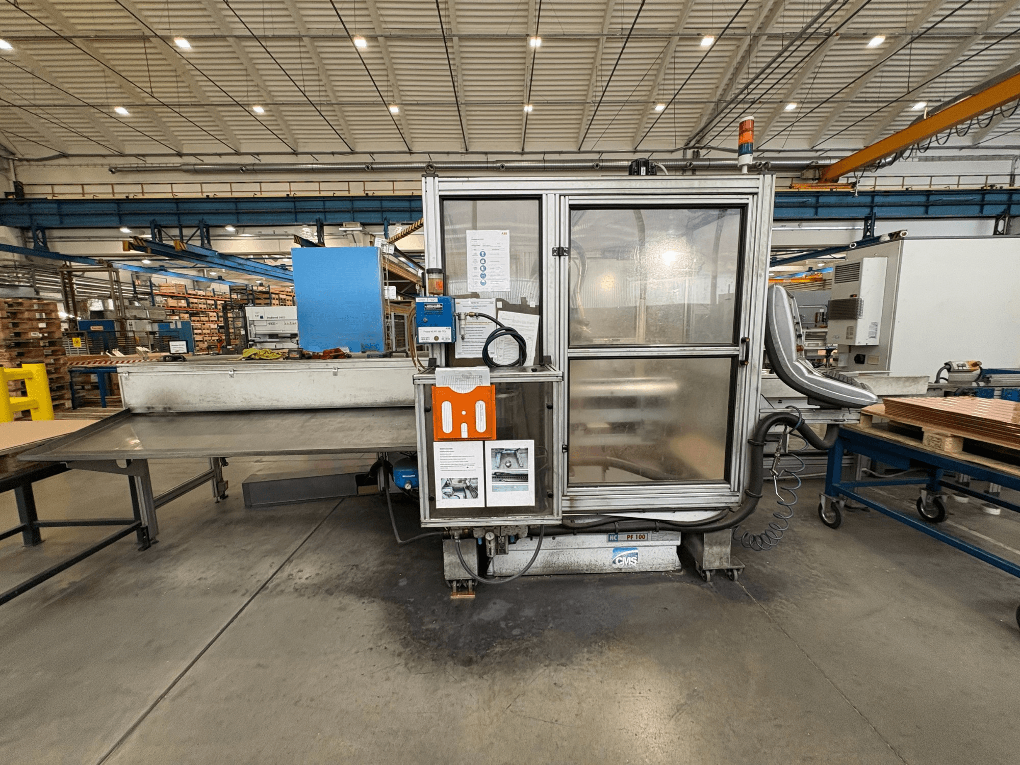 CNC kokapstrādes centrs CMS NC PF 100, skats no priekšpuses; vadības panelis, drošības korpuss un darba galds.
