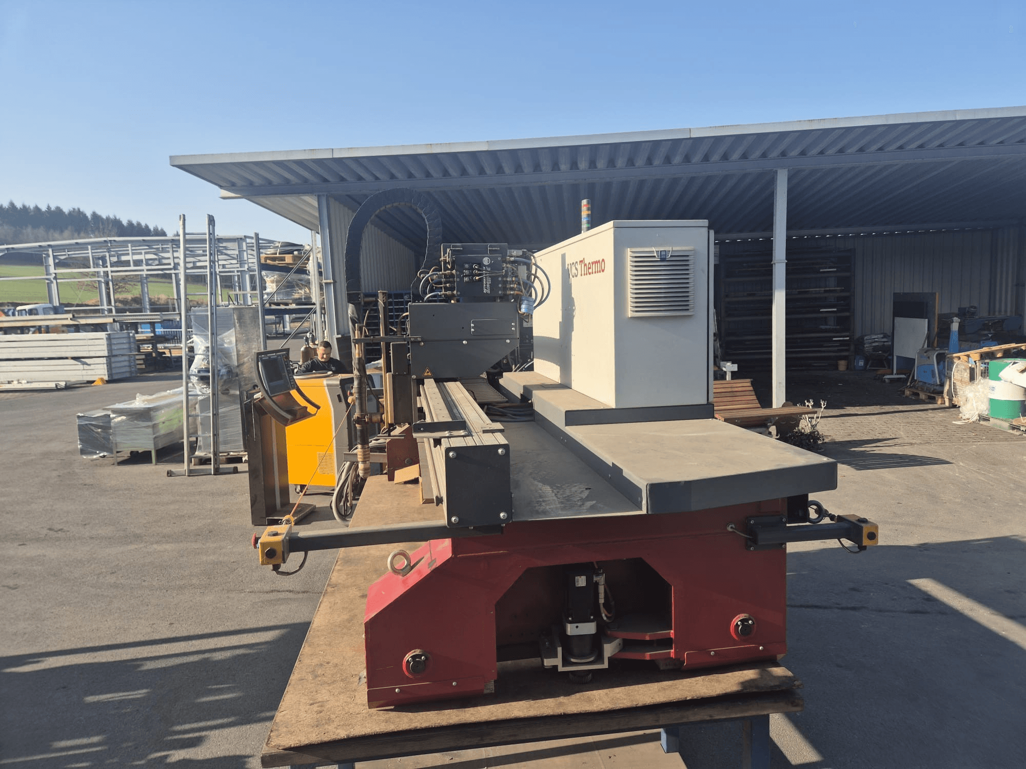 VOORTMAN VACAM VCS termo plazmas griešanas mašīnas VOORTMAN VACAM VCS priekšējais skats uz darba virsmas, kurā redzams vadības panelis un griešanas zona.