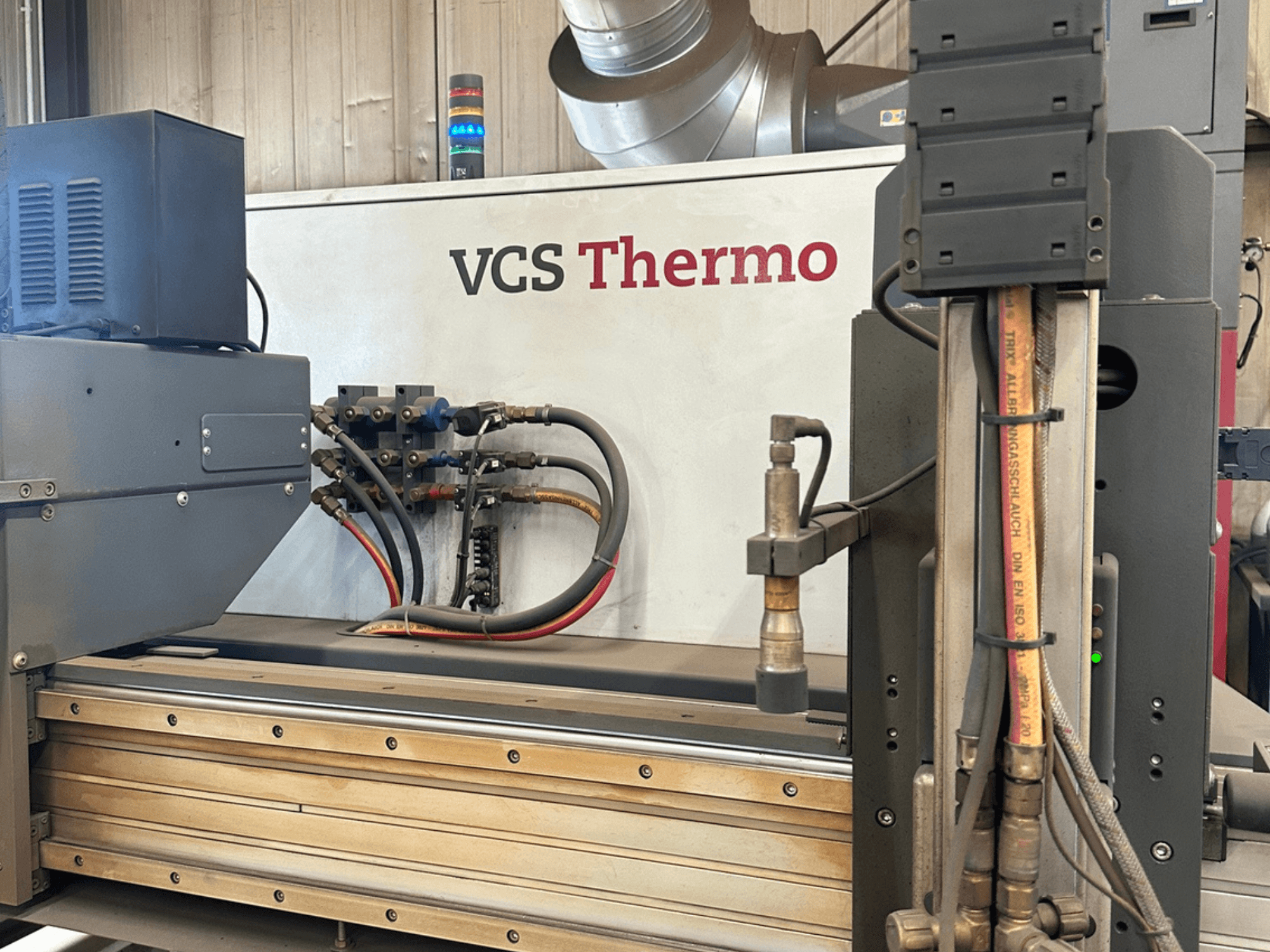 Hypertherm HPR130XD plazmas griešanas iekārta, sānskats, kurā redzami savienojumi, vadības panelis un darbības elementi.