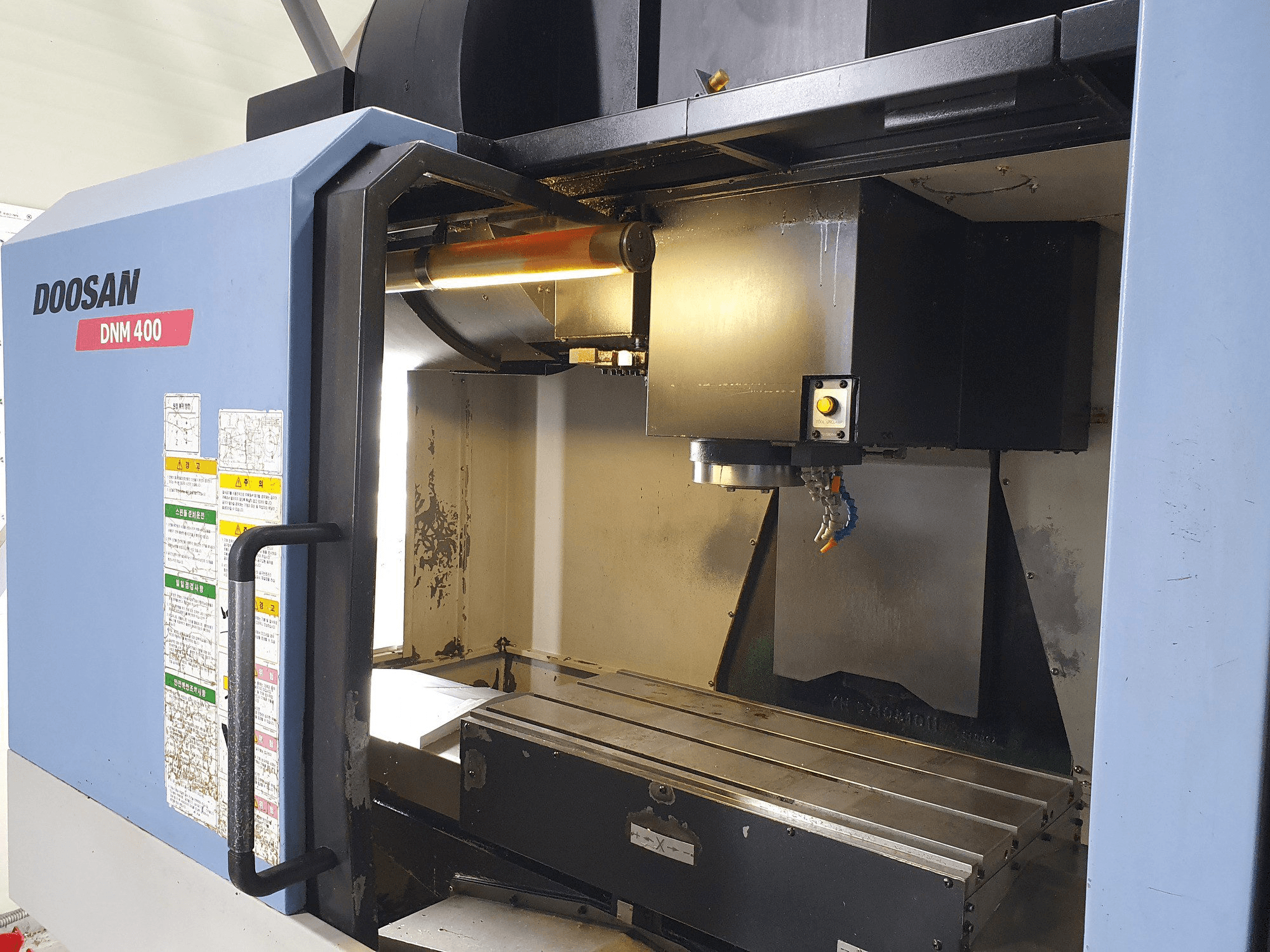 Mašīnas Doosan DNM400 pretskats