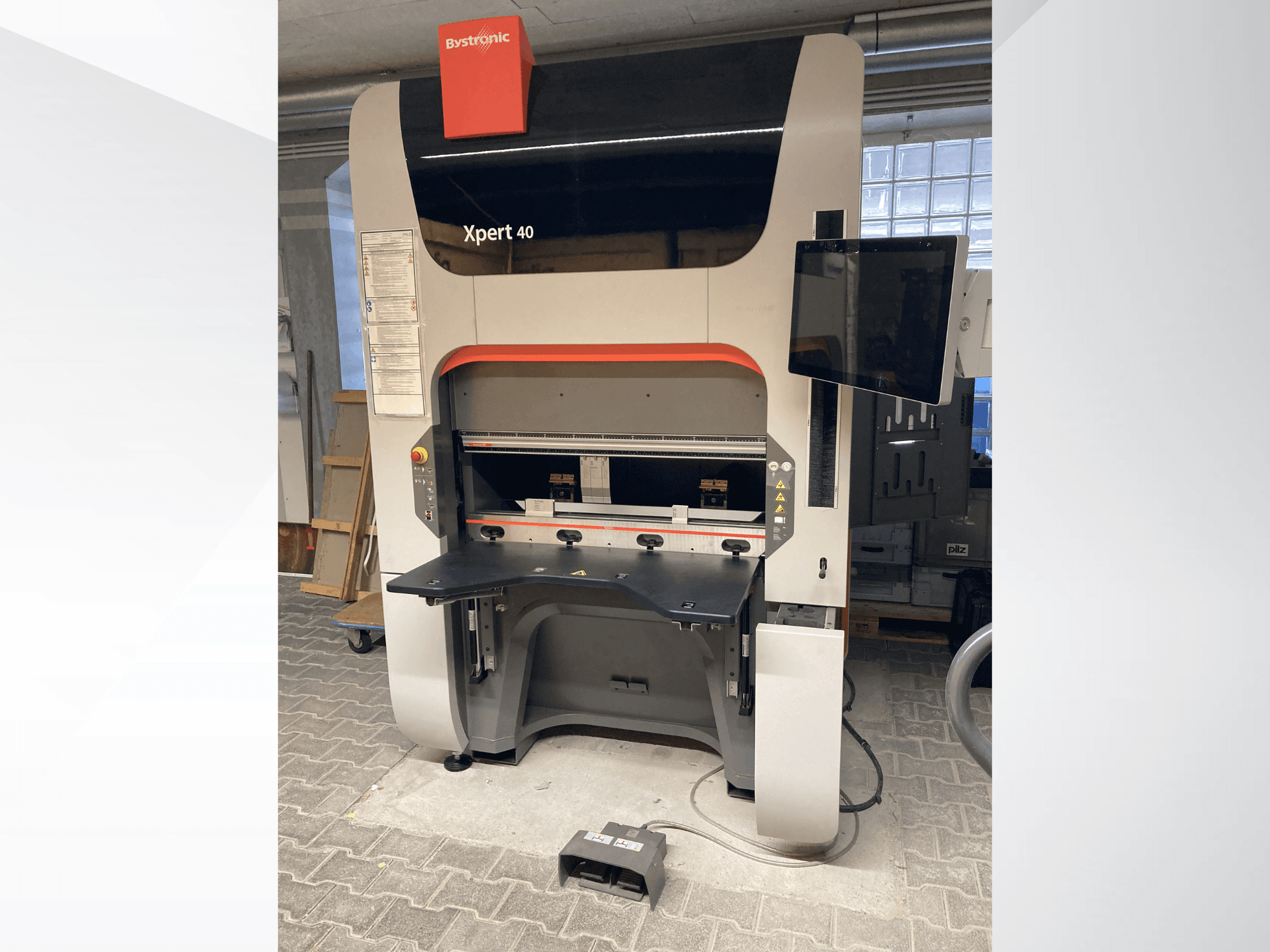 Bystronic Xpert 40/1030 preses bremze priekšpusē, redzams vadības panelis, darba virsma un pievienotais monitors.