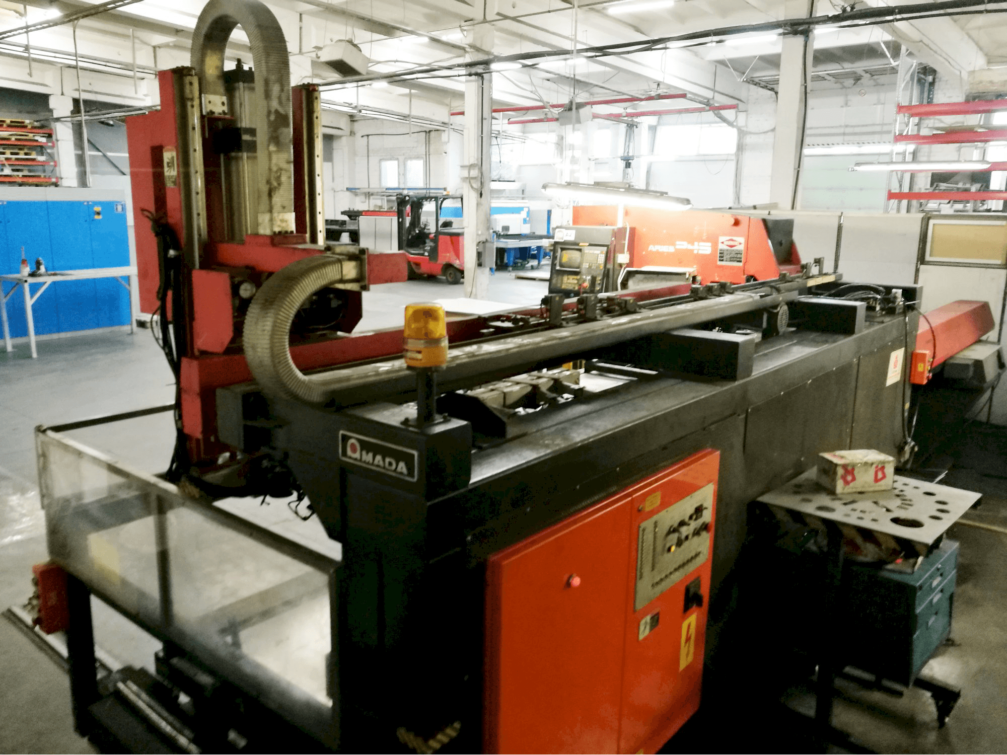 Mašīnas AMADA ARIES 245 kreisās malas skats