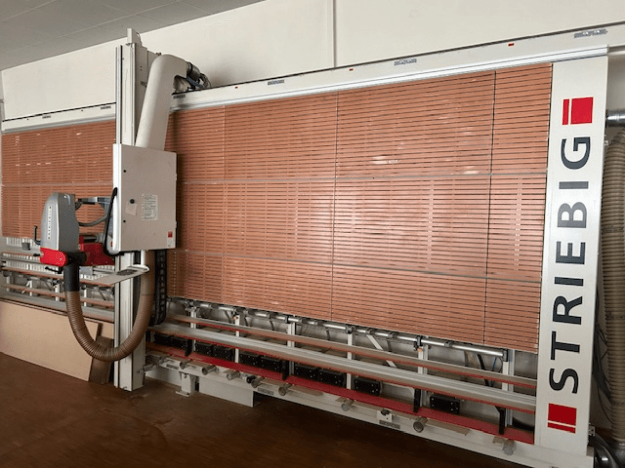 Striebig vertikālais paneļu zāģis sānu skatā ar motorizētu galvu, koka paneļu griešanas asmeņiem un putekļu nosūkšanas sistēmu.