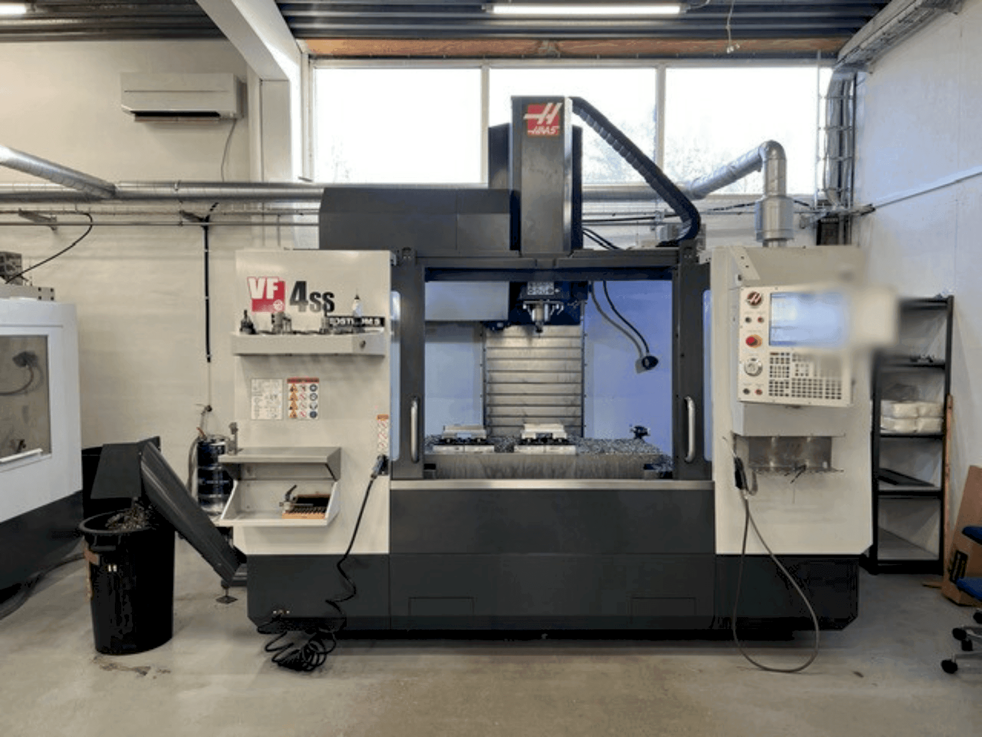 Mašīnas HAAS VF-4SS pretskats