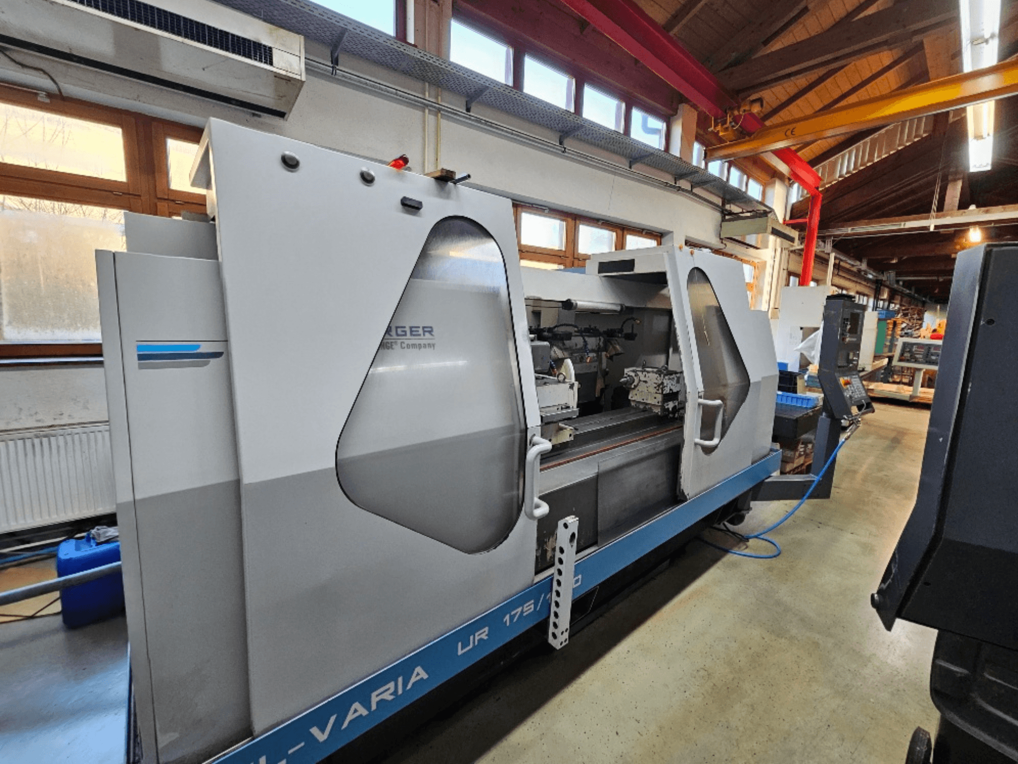 Burg CNC mašīna, modelis UR 175/300, skats no sāniem. Izceļas ar elegantu dizainu, redzamām vadības ierīcēm un darba zonu.