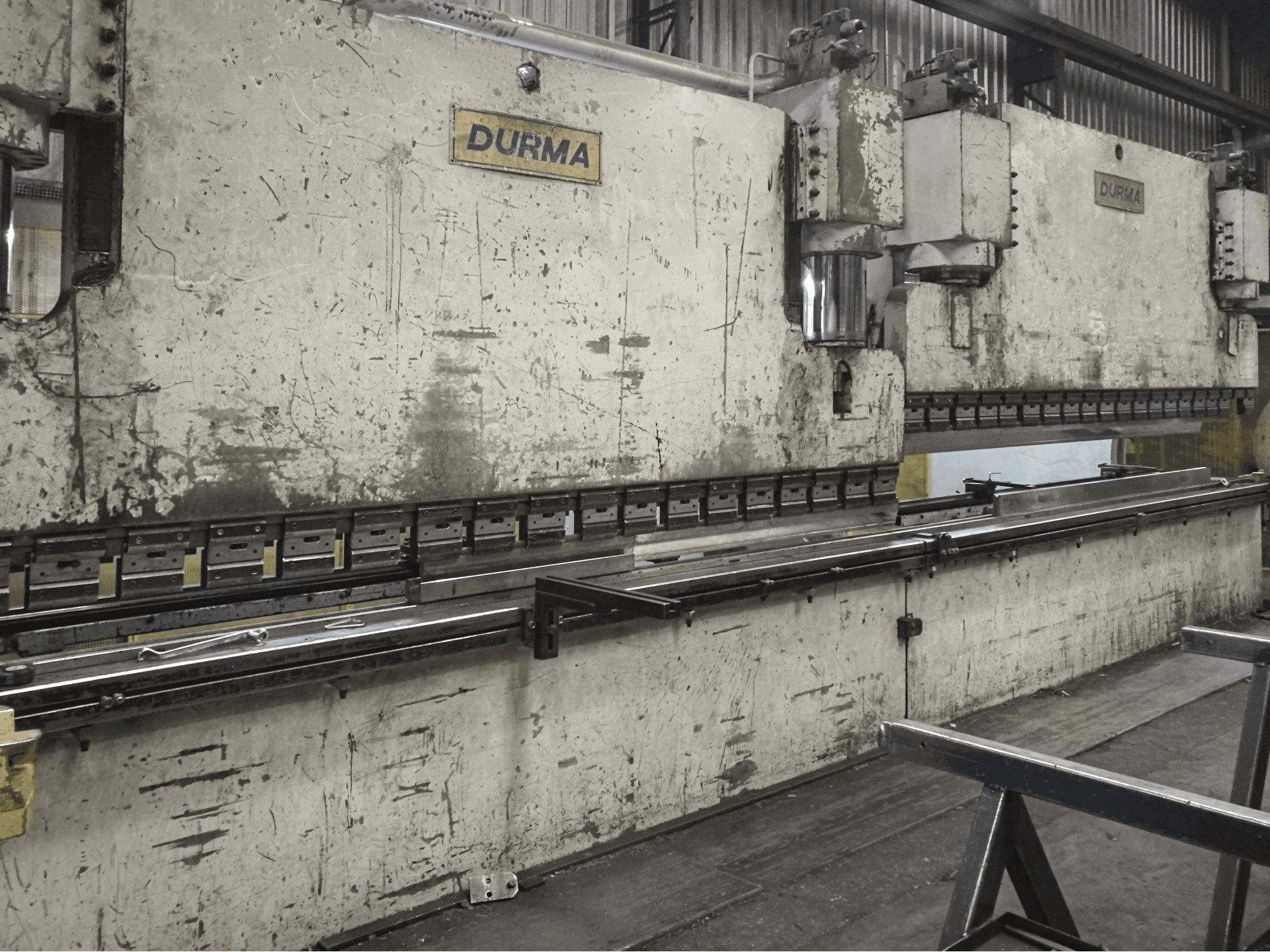 Mašīnas Durma CNC T HAP 40400 skats no kreisās puses