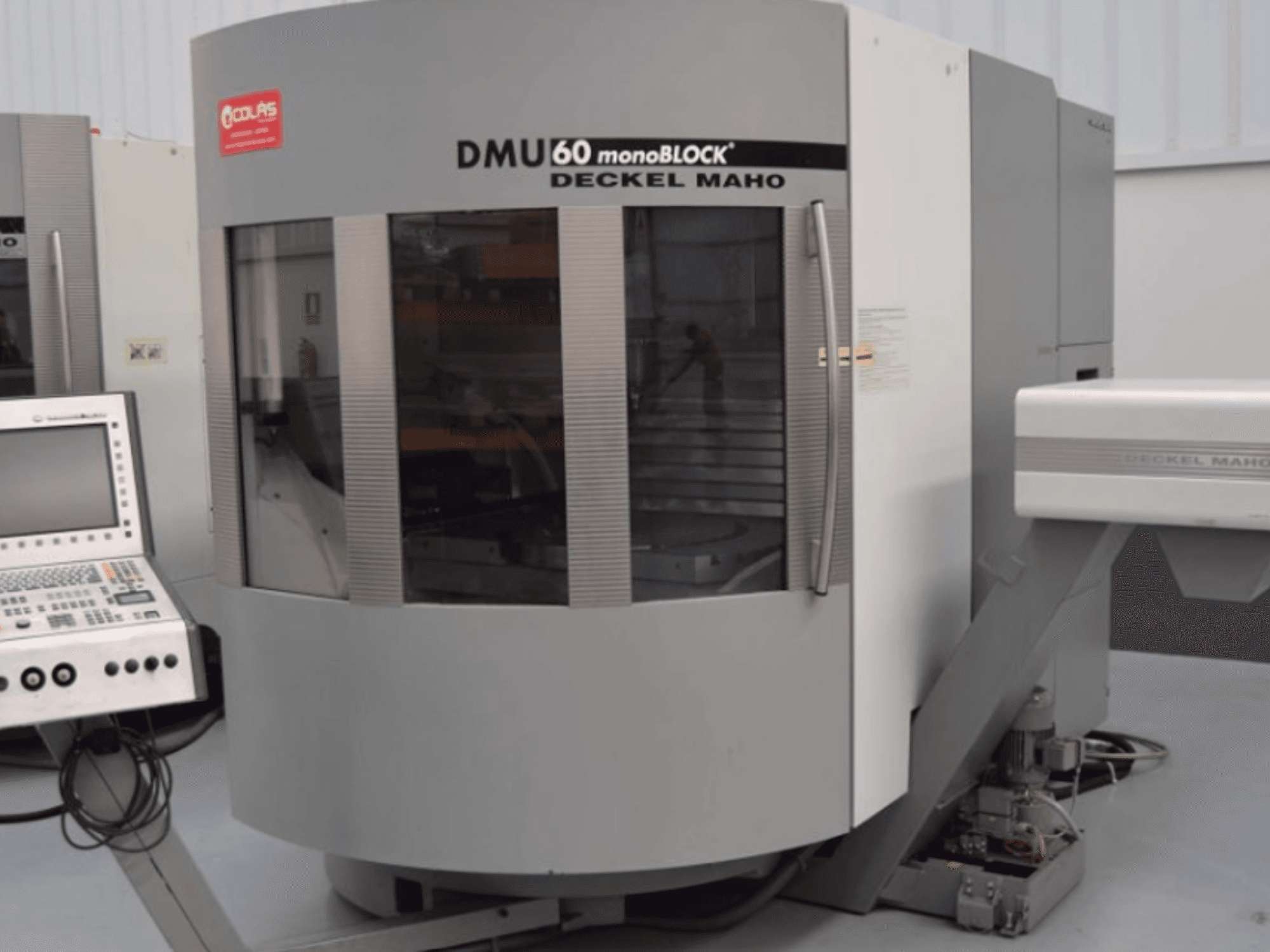 Vertikālais apstrādes centrs DMG DMU60 Monoblock, redzams no priekšpuses, kreisajā pusē redzams vadības panelis.