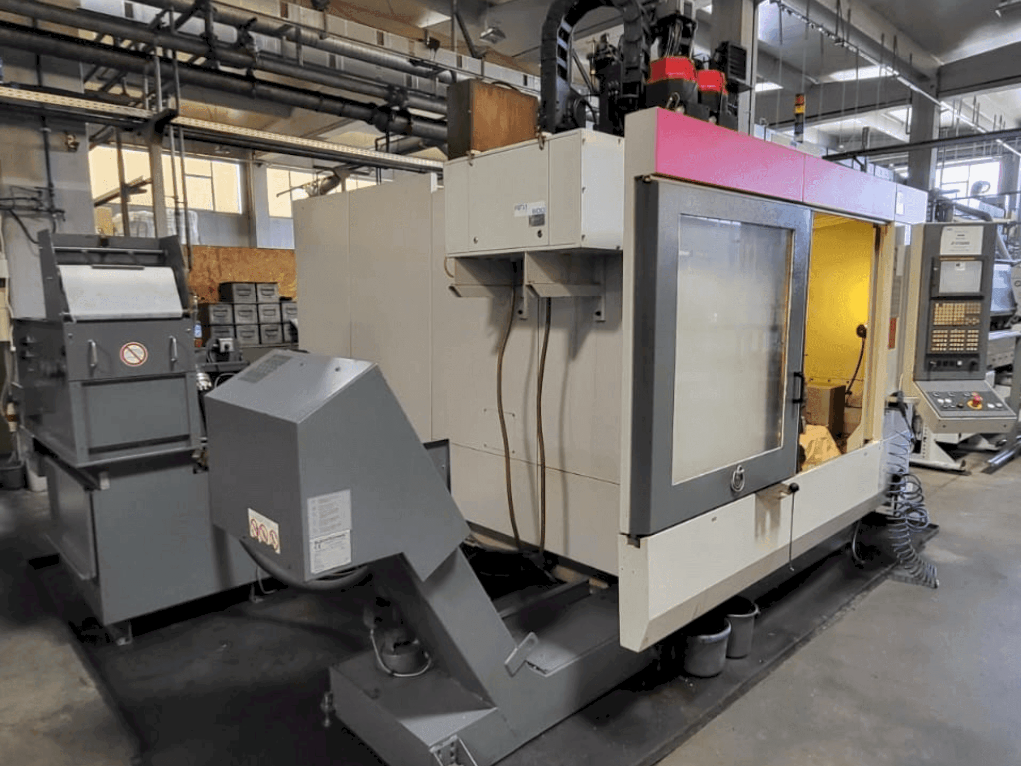 Mašīnas STAMA MC526 pretskats