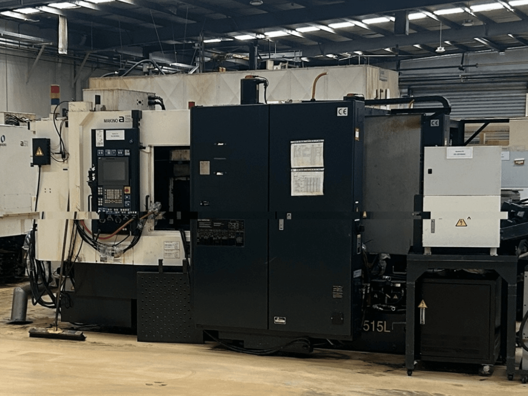 Makino A51-5XR horizontālais apstrādes centrs, priekšskats, kurā redzams vadības panelis, barošanas bloks un mašīnas komponenti.