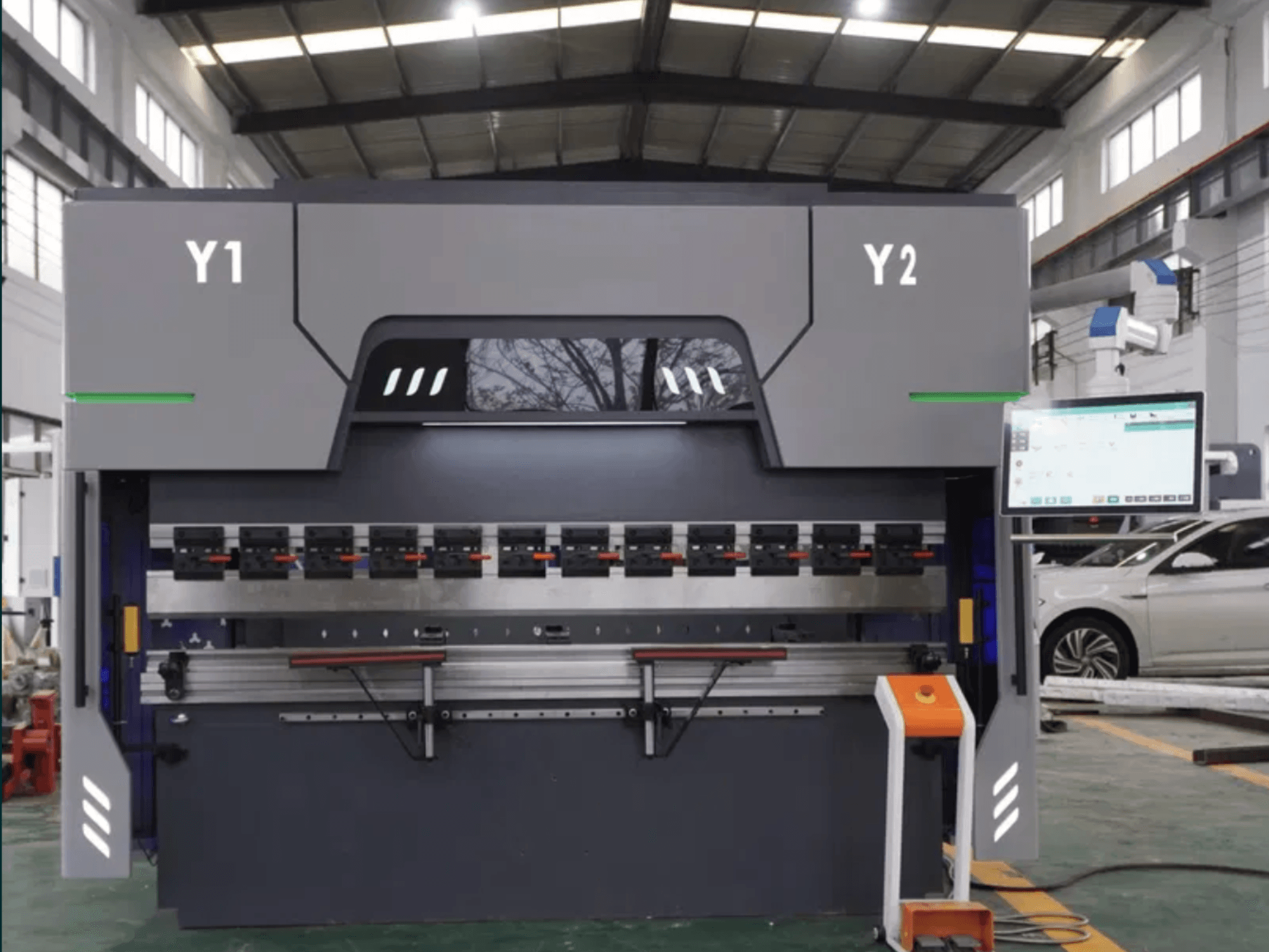 DAMAMT WC67K 63T/2500 CNC lieces preses priekšskats, kurā redzams vadības panelis, lieces instrumenti un metāla konstrukcija.