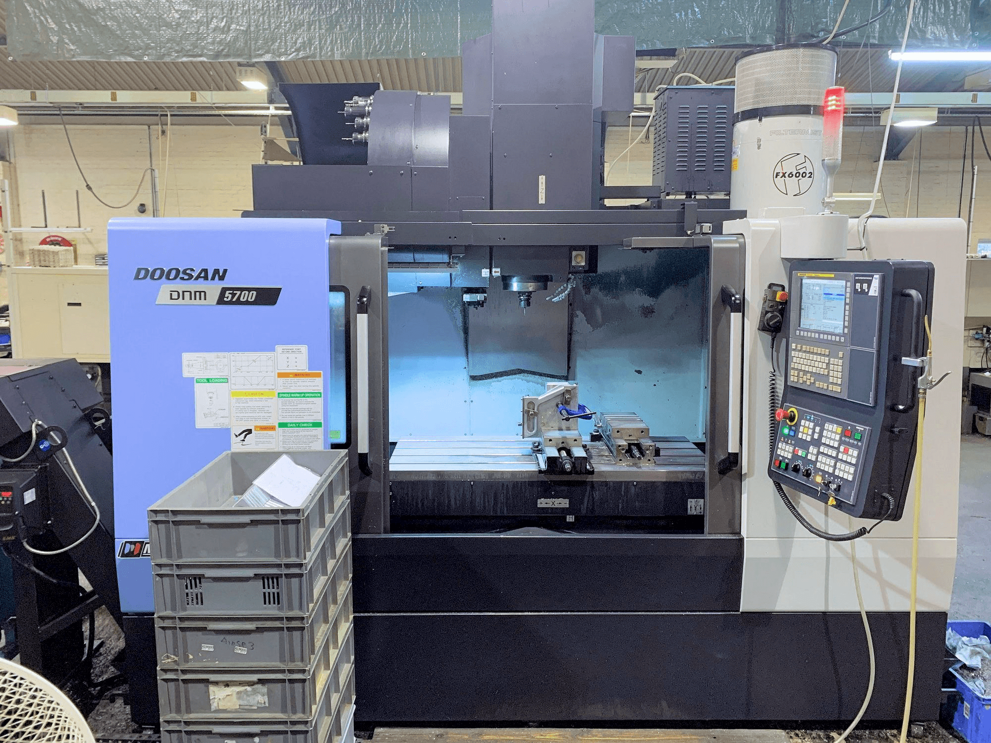Mašīnas Doosan DNM 5700 pretskats