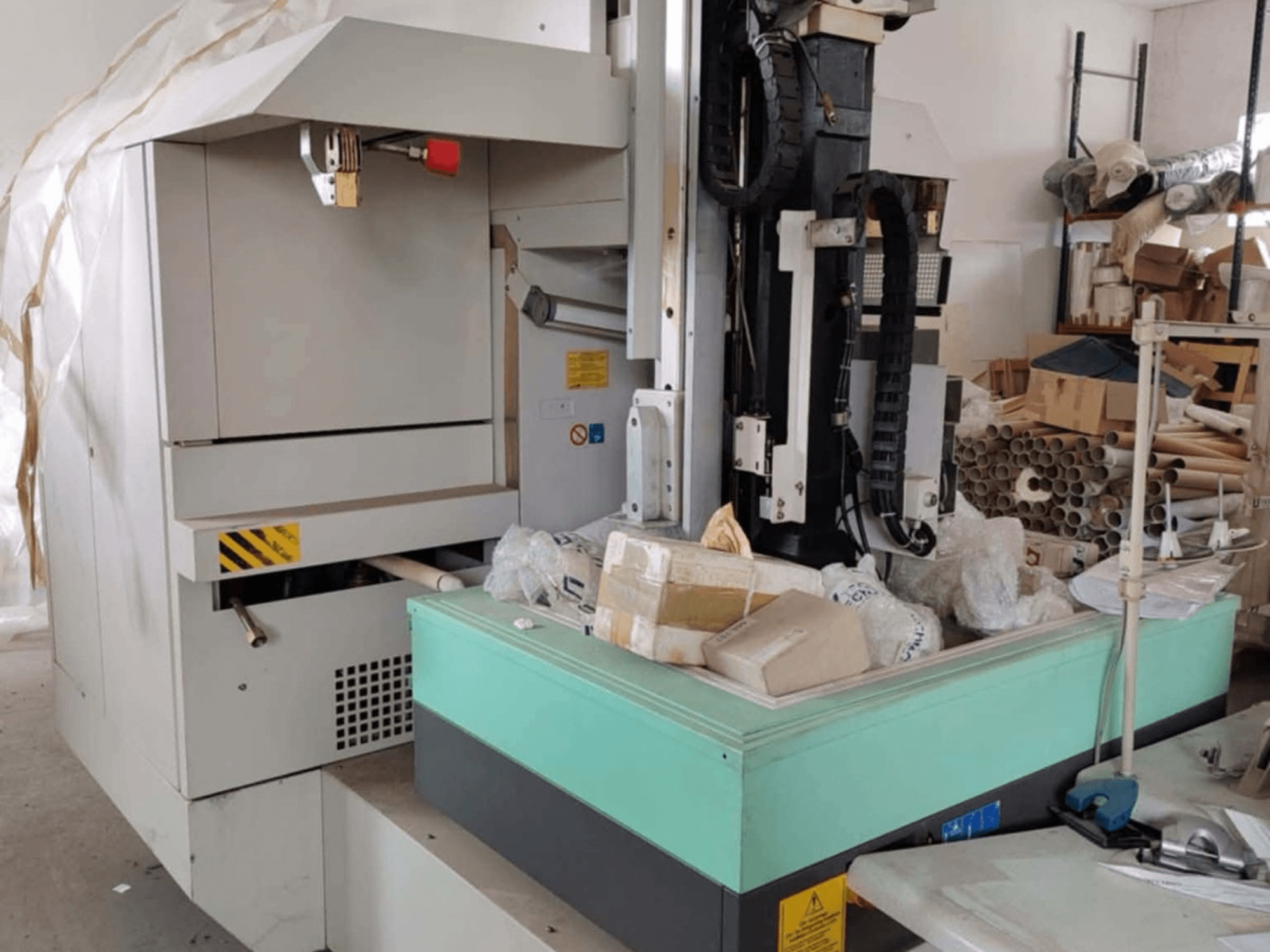 AGIE AGIETRON INTEGRAL 2 štancēšanas EDM mašīna, skats no priekšpuses, redzams vadības panelis, darba galds un apkārtējais juceklis.