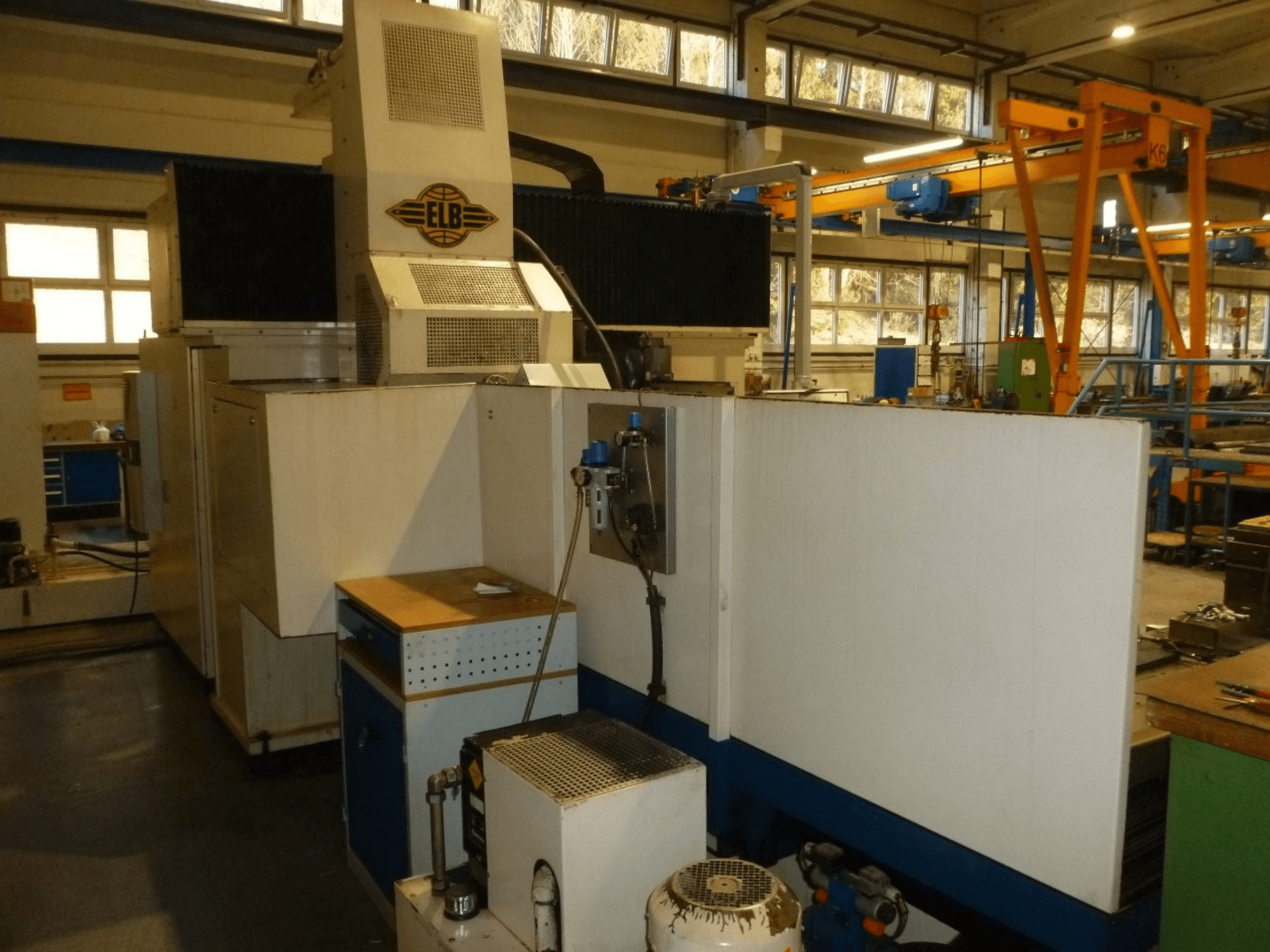 ELB SWP 225/125 SPS virsmas slīpmašīna, priekšējais skats, kurā redzams vadības panelis un darbības konstrukcijas elementi.