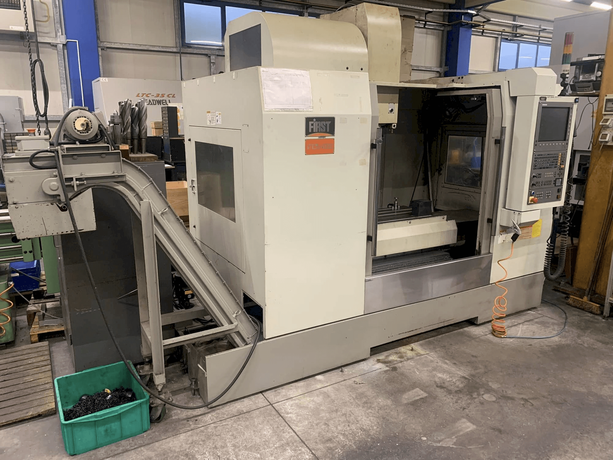 Mašīnas FIRST MCV 1000 pretskats