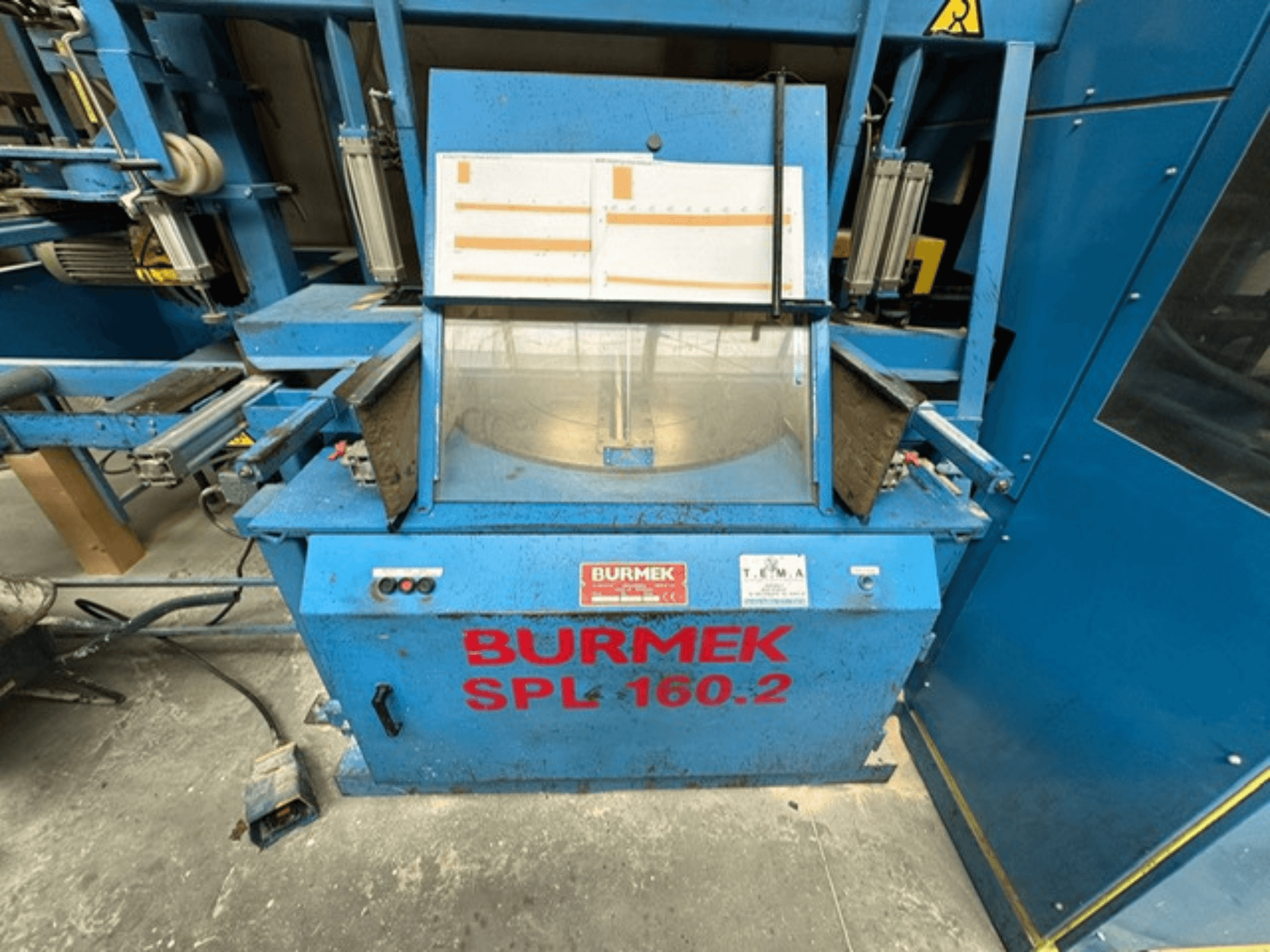 Zila BURMEK SPL 160.2 kokapstrādes mašīna, skats no priekšpuses, ar vadības pogām un stikla paneli, kas parāda iekšpusi.