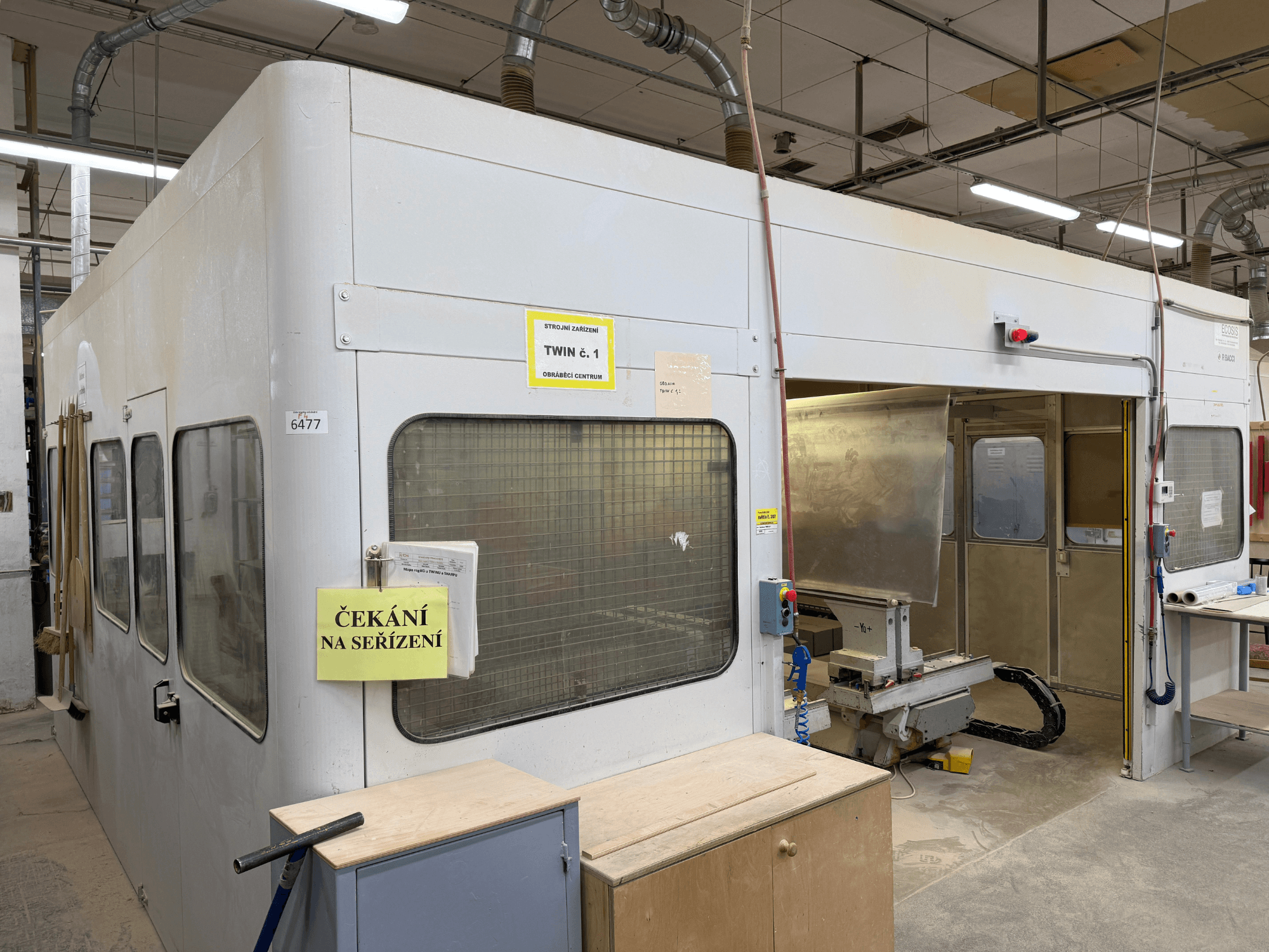 CNC kokapstrādes centrs BACCI TWIN, skats no priekšpuses, ar lielu darba vietu un vadības paneļiem.