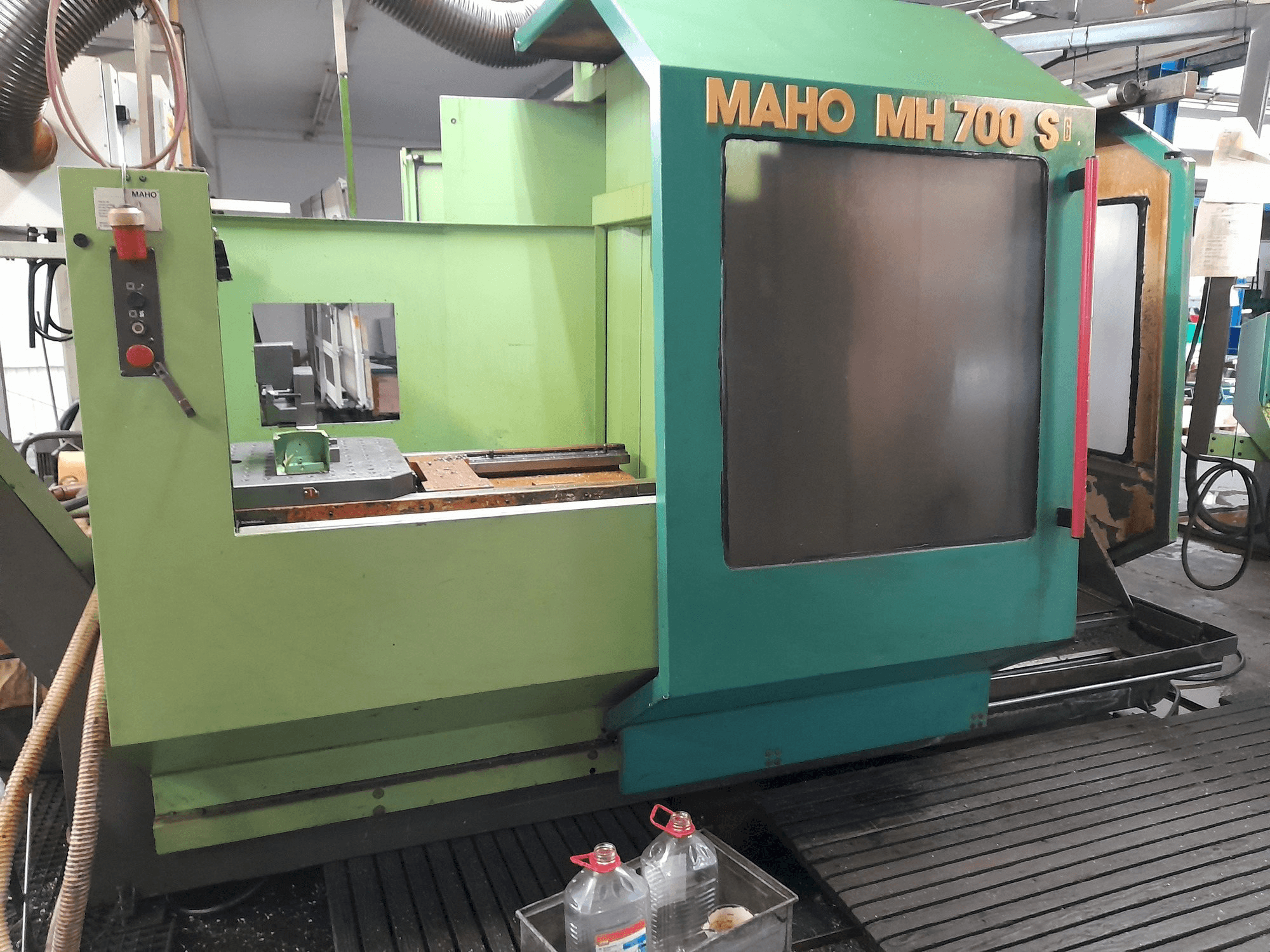 Mašīnas MAHO MH 700 S kreisās malas skats