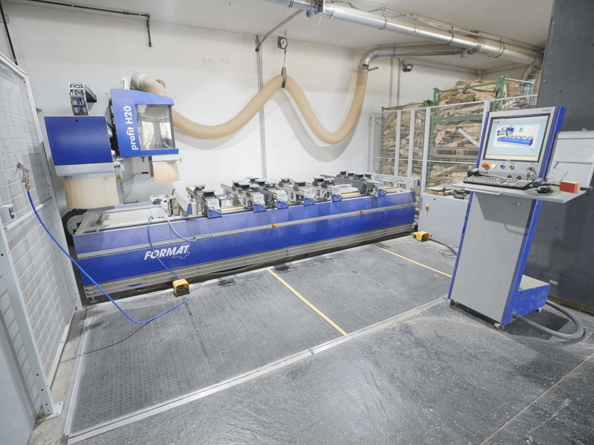 CNC koka apstrādes centrs FORMAT4 PROFIT H20, skats no priekšpuses, kurā redzams vadības panelis un griešanas instrumenti rūpnieciskā vidē.