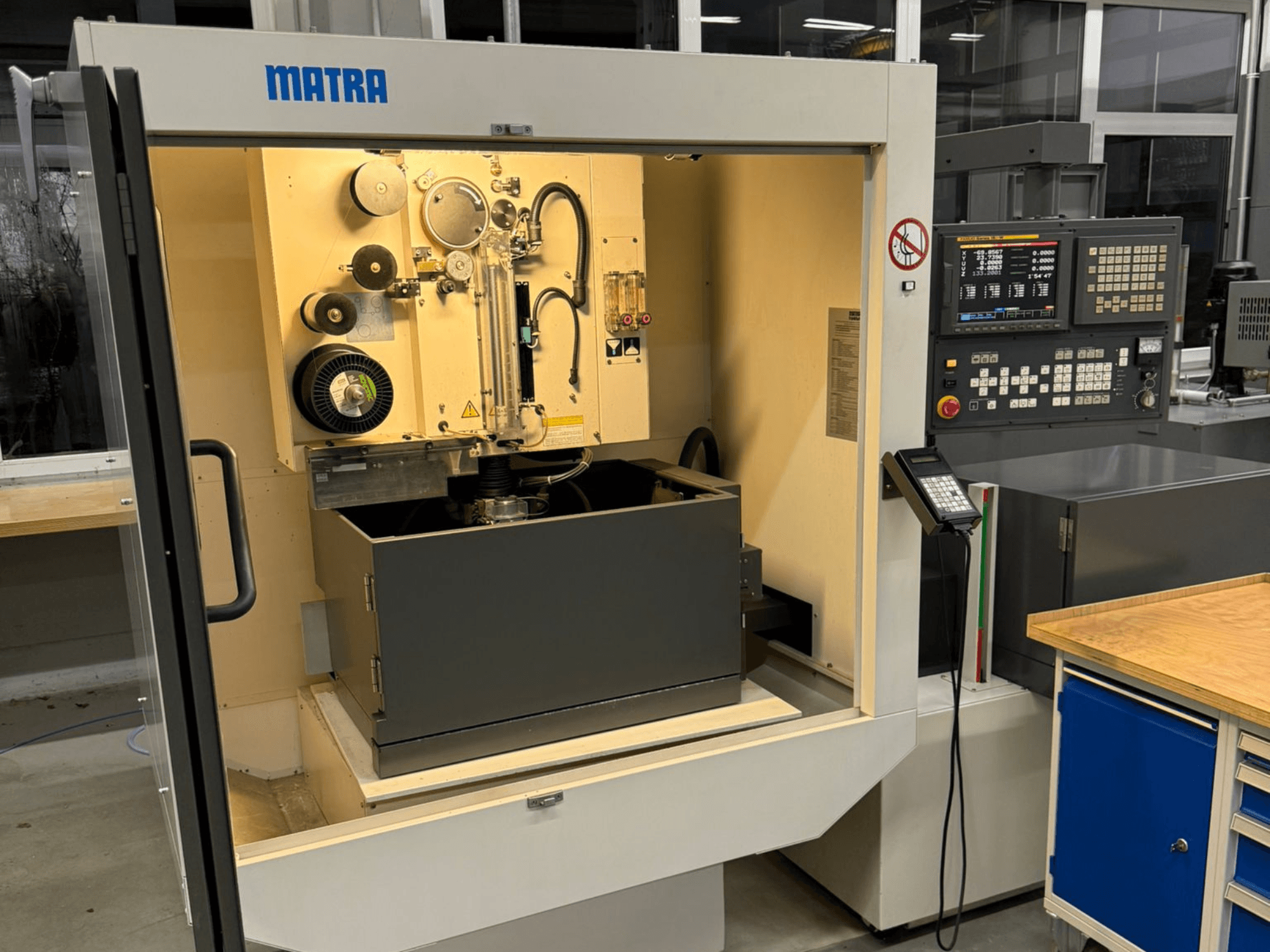 MATRA mašīna, skatoties no priekšpuses, ar vadības paneli, rotējošām detaļām un lielu glabāšanas nodalījumu.