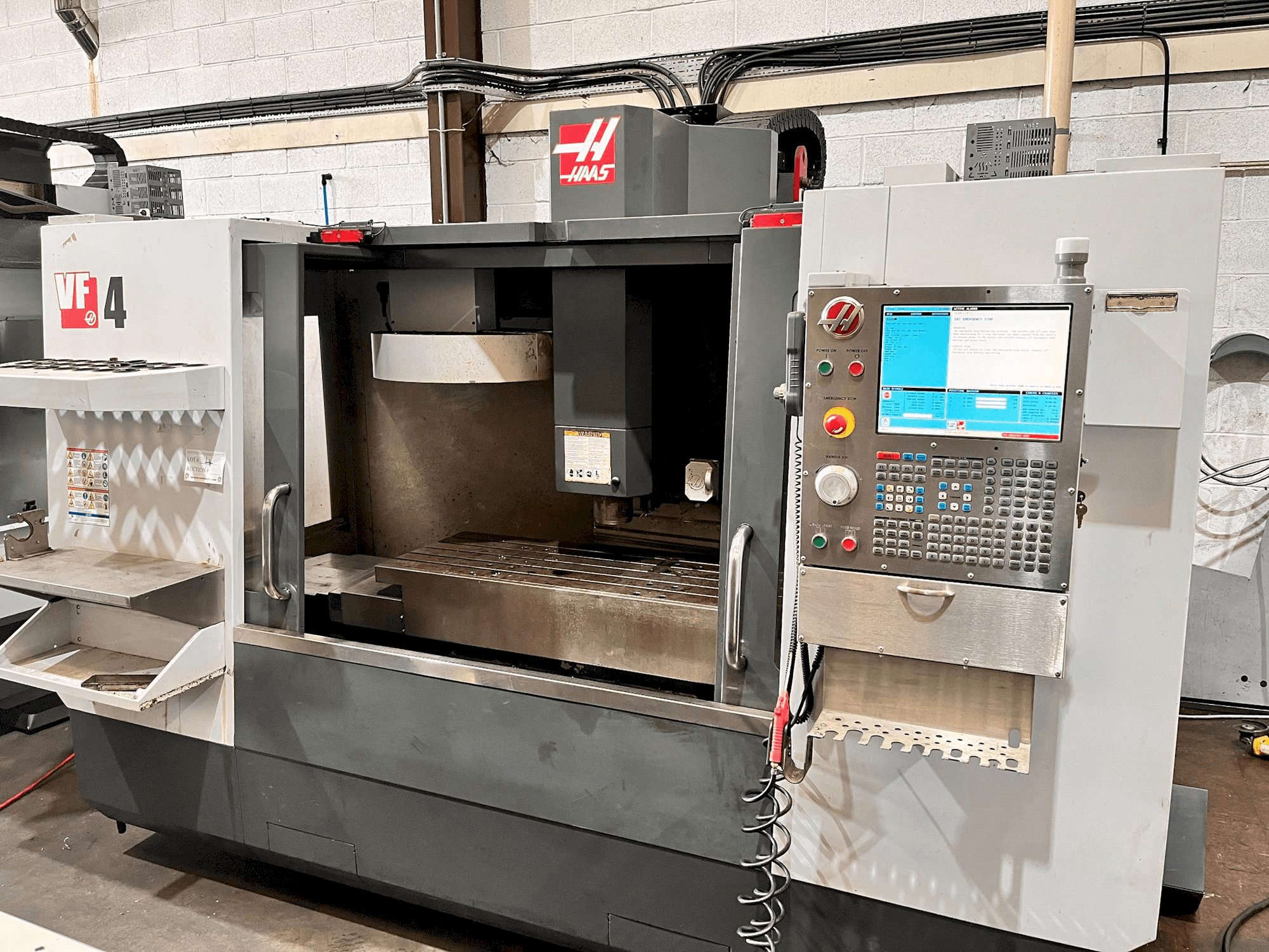 Mašīnas HAAS VF-4 pretskats