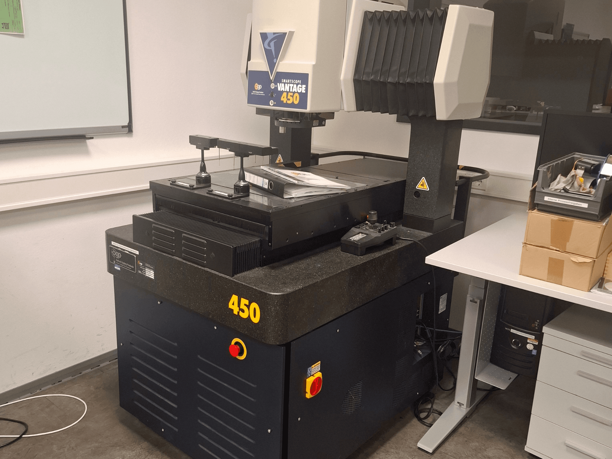 OGP SmartScope Vantage 450 optiskā mērīšanas iekārta laboratorijas apstākļos, priekšējais skats ar melni pelēku apdari.
