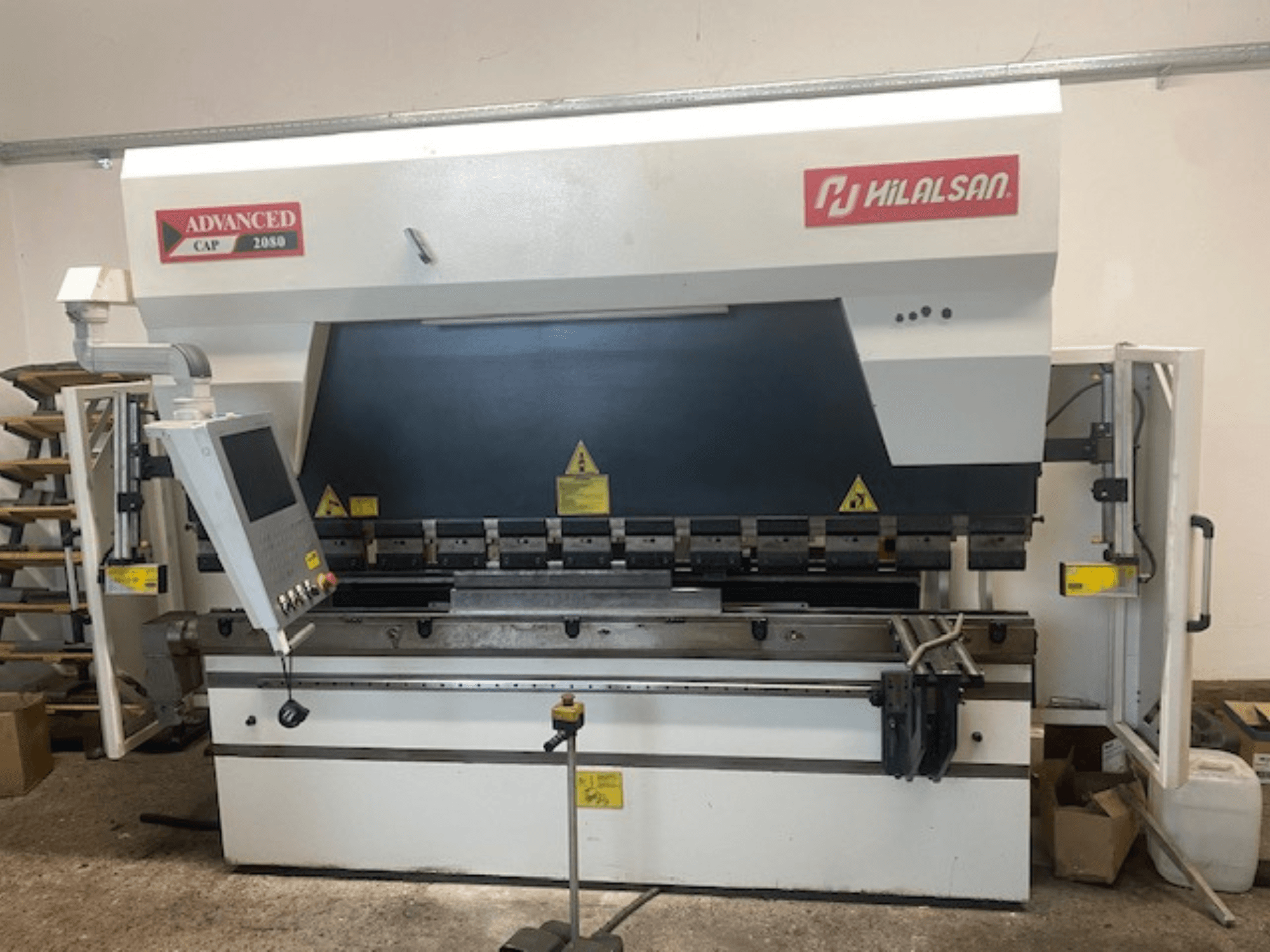 Uzlabotā Hilalsan CAP 2080 preses bremze, priekšējais skats ar vadības paneli un drošības funkcijām, rūpniecisks dizains metāla liešanai.